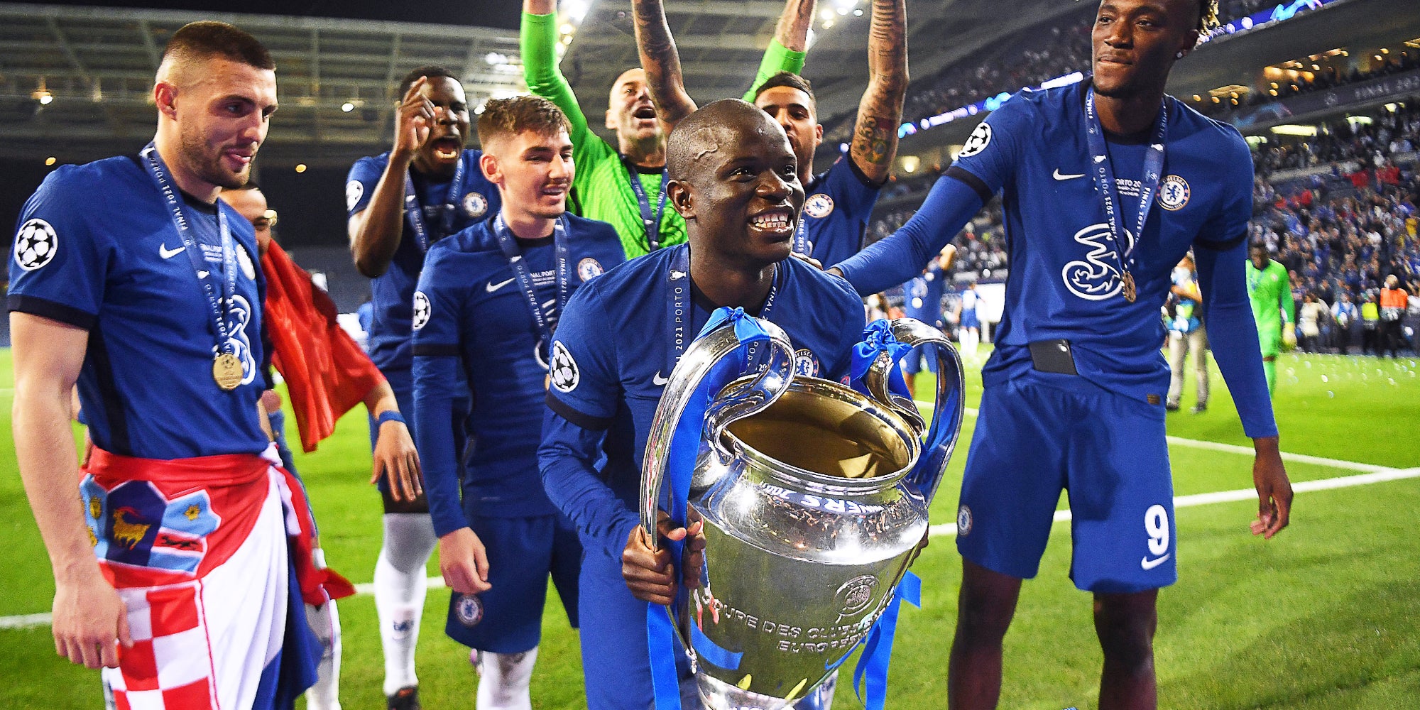 Kanté et ses coéquipiers de Chelsea soulèvent le trophée de Ligue des Champions, le 29 mai 2021 à Porto, Portugal