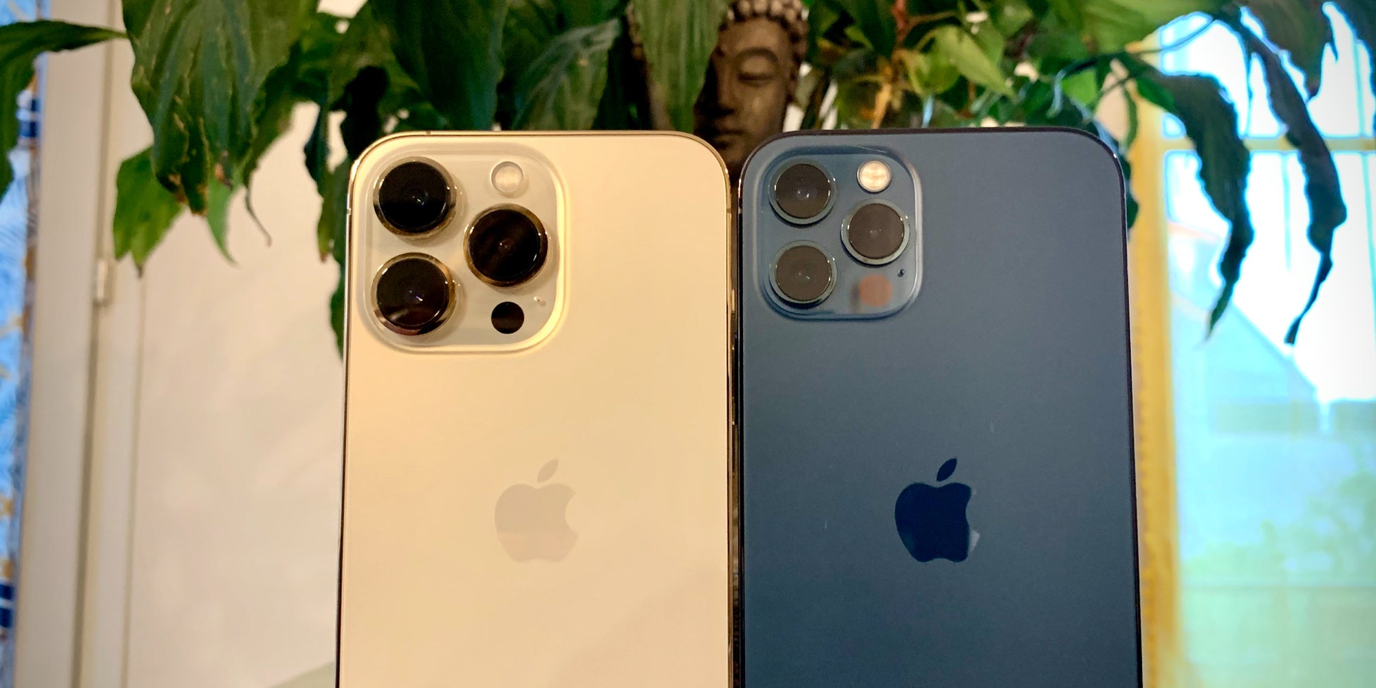 L'iPhone 13 Pro (or) et l'iPhone 12 Pro (bleu Pacifique) côte à côte.