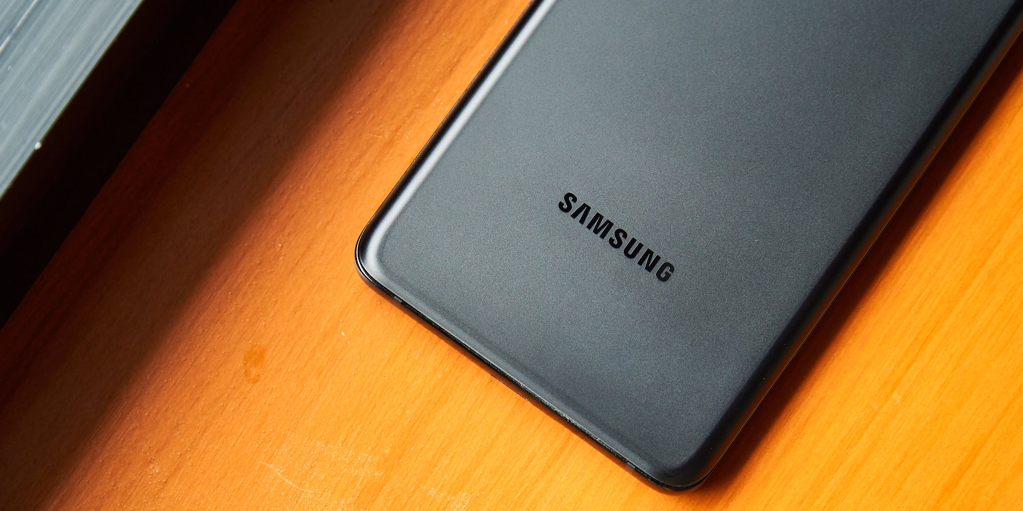 La firme coréenne Sasmung développe un nouveau modèle de smartphone, avec un écran déroulant des deux côtés