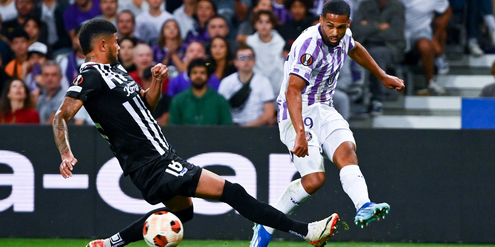 Andres Andrade (LASK) et Frank Magri (TFC) lors du match de Ligue Europa entre Toulouse et le LASK, le 5 octobre 2023 au Stadium de Toulouse. 