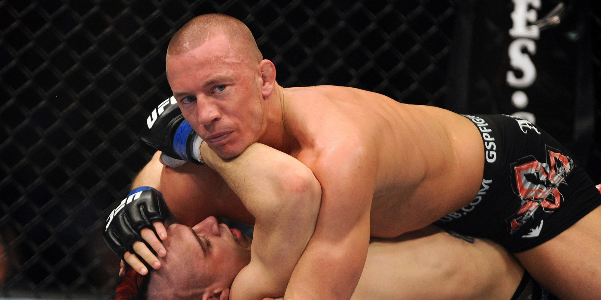 Georges Saint-Pierre (gants rouges) lors de son combat face à Dan Hardy à l'UFC 111, le 27 mars 2010, au Prudential Center de Newark (New Jersey).