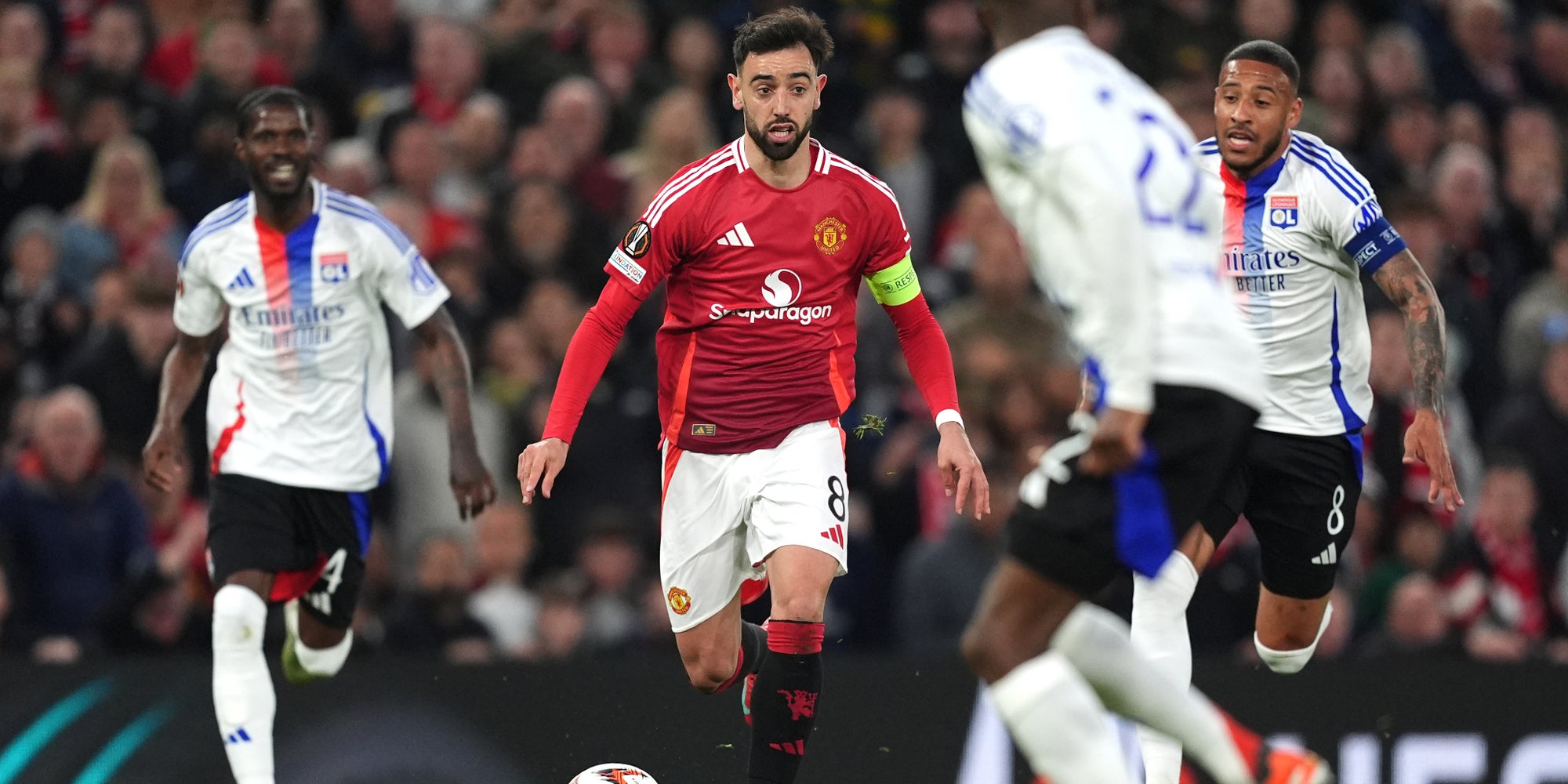 Après avoir éliminé Lyon de la compétition, Manchester United, avec son capitaine Bruno Fernandes (au centre), veut s'offrir une finale de Ligue Europa.