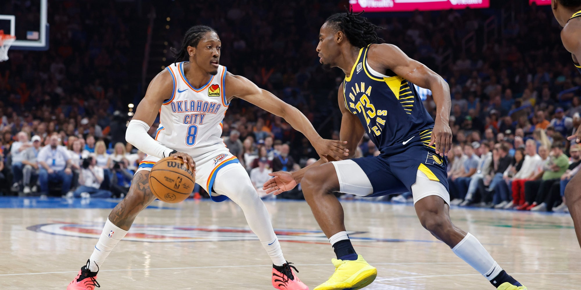 Jalen Williams face à Aaron Nesmith lors d’un match de NBA entre le Thunder et les Pacers, le 29 mars 2025 au Paycom Center (Oklahoma City).

