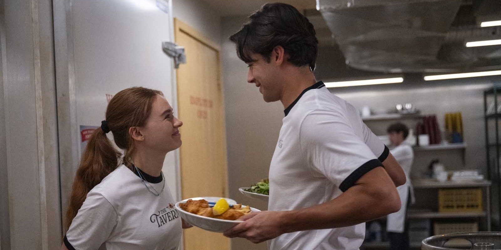 Dans "Au fil des années", suivez la relation entre Percy (Sadie Soverall) et Sam (Matt Cornett).