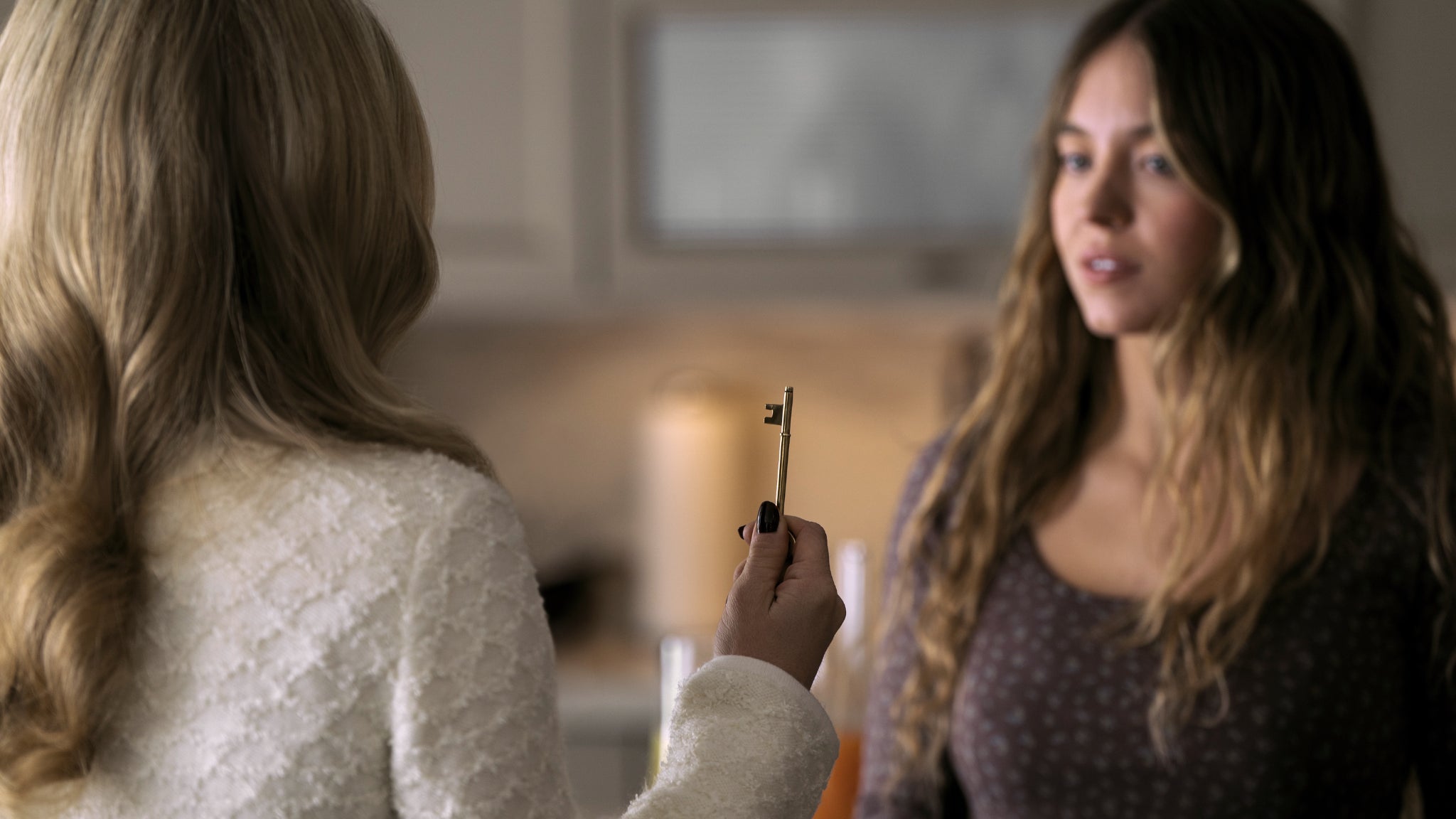 Sydney Sweeney prête ses traits à la jeune Millie. 