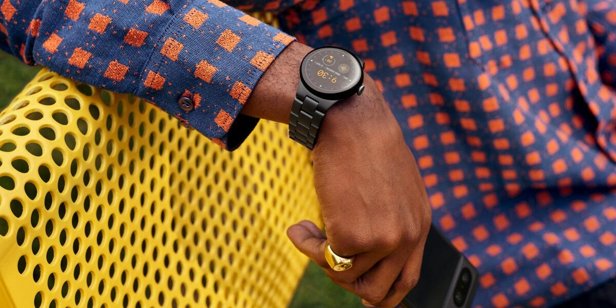 La Pixel Watch 2 dotée d'un bracelet métallique noir, sobre et élégant.