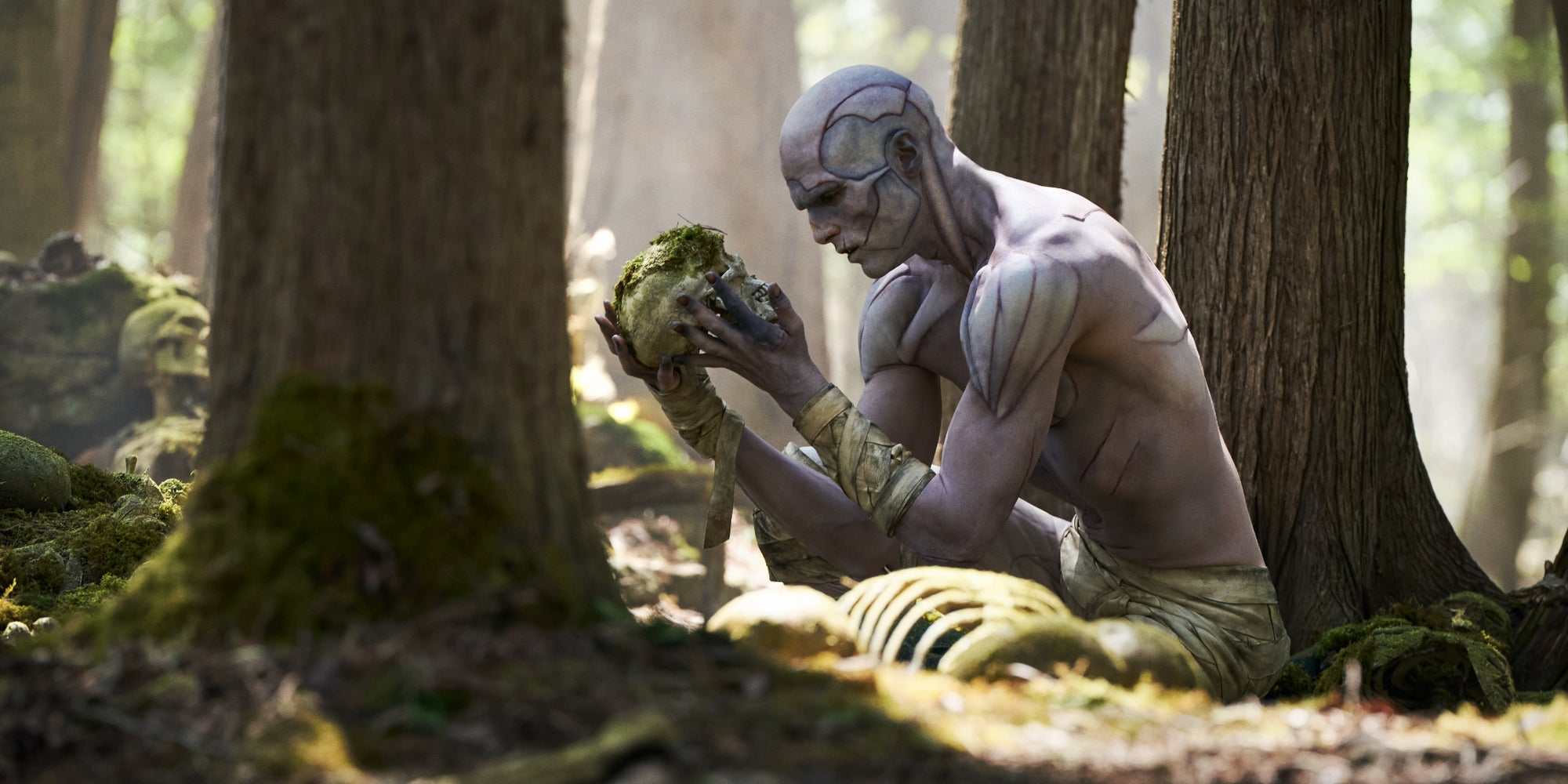 "Frankenstein" de Guillermo del Toro se veut riche en références culturelles, comme ici avec Hamlet et le crâne de Yorick.