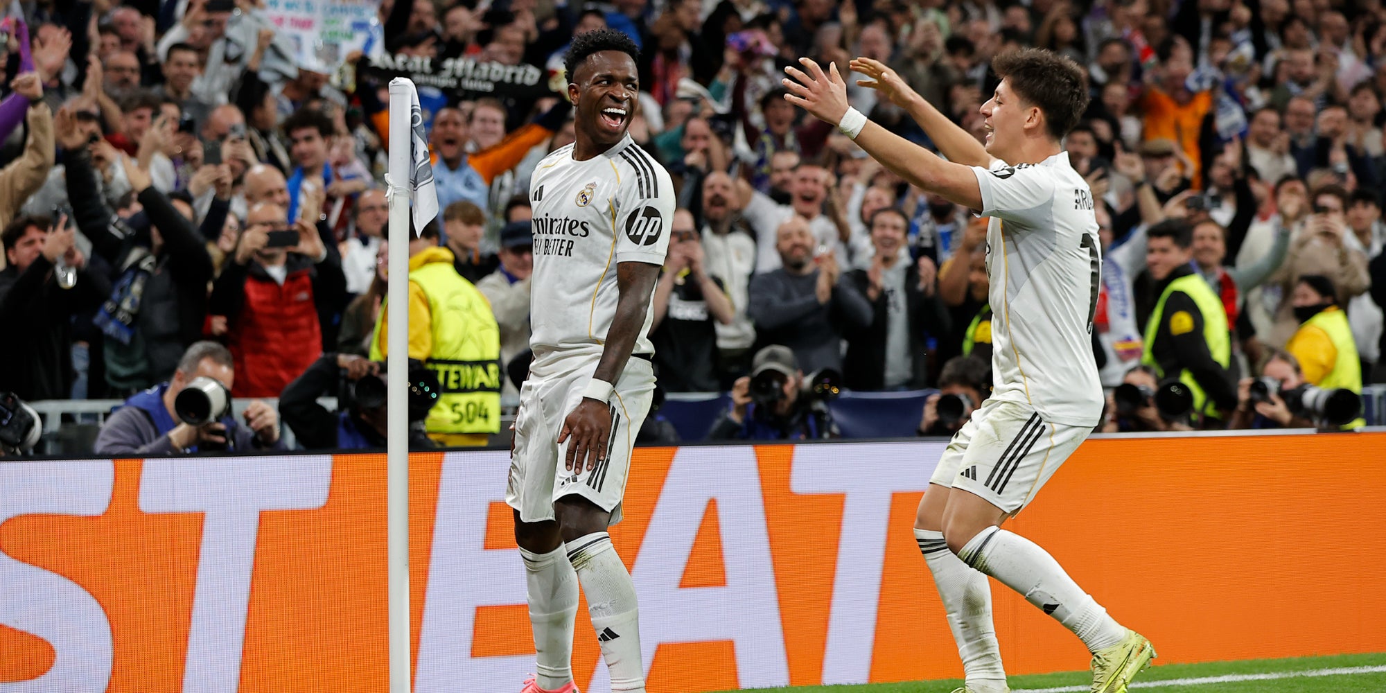Vinicius JUNIOR et Arda GULER du Real Madrid lors du match retour des 1/16 de finale de la Ligue des champions entre le Real Madrid et Benfica. 
