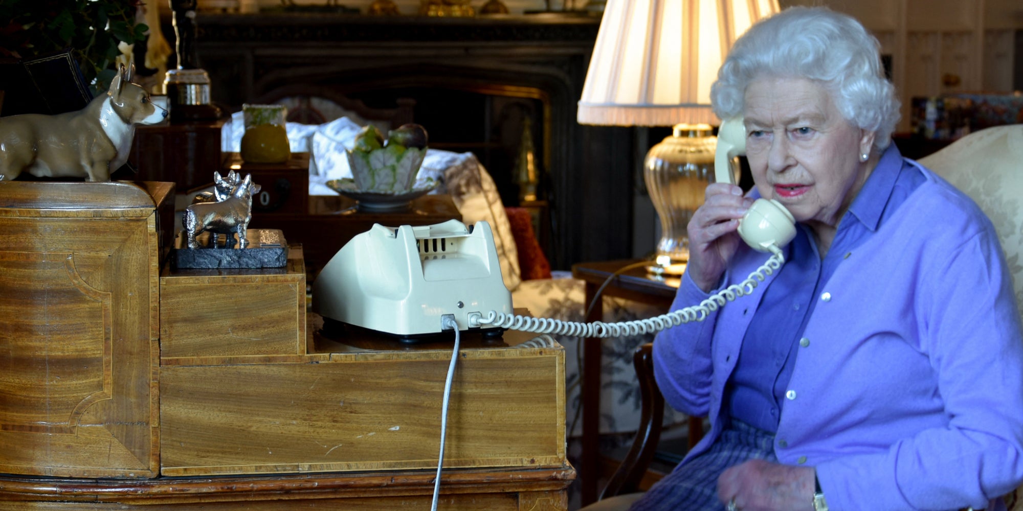 La Reine d'Angleterre Elizabeth II au téléphone avec le Premier Ministre Boris Johnson lors de la crise du COVID, le 25 mars 2020 au château de Windsor, Angleterre