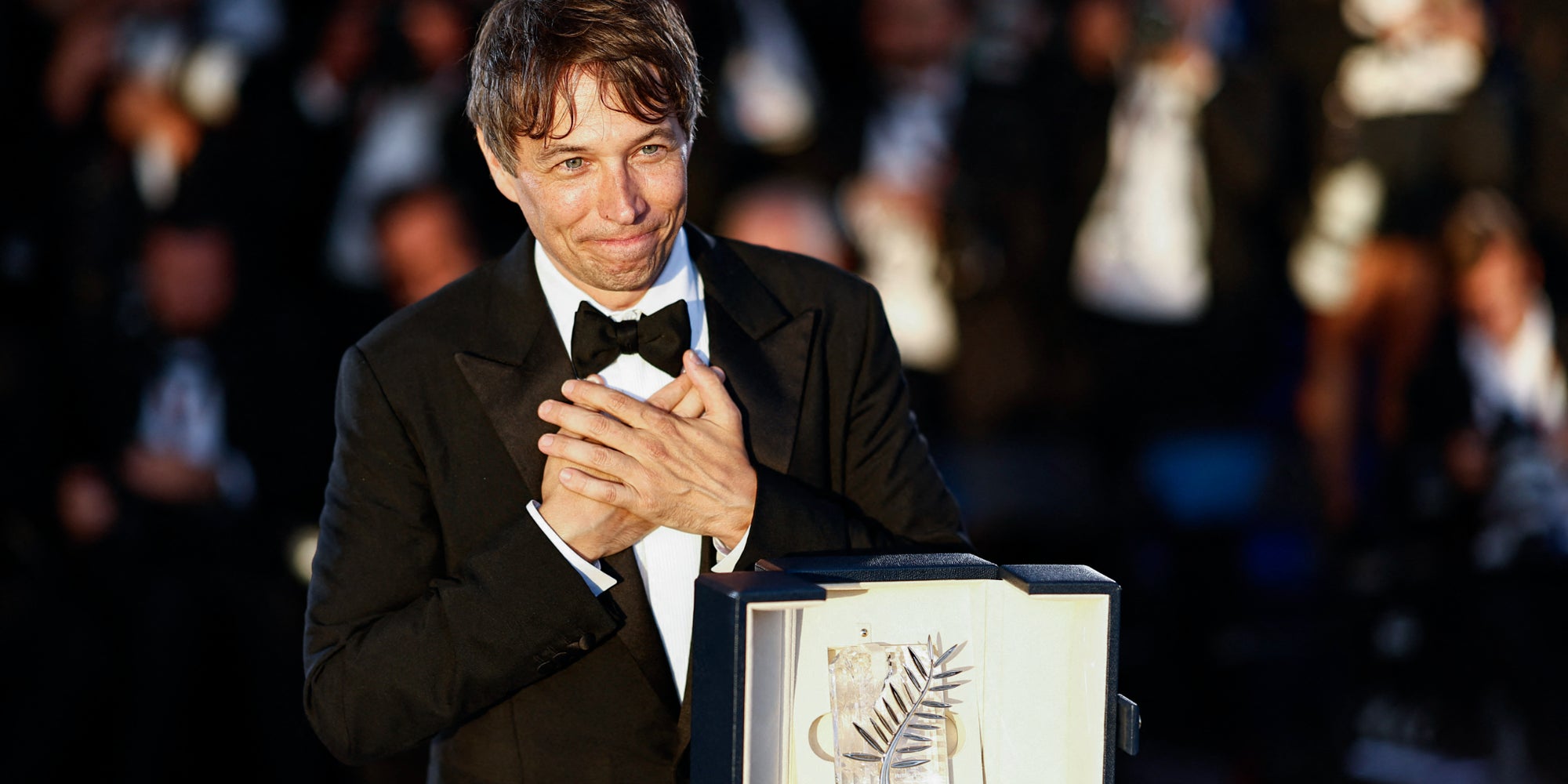 Sean Baker lors d'un photocall après avoir remporté la Palme d'Or pour "Anora", à la cérémonie de clôture de la 77e édition du Festival de Cannes, le 25 mai 2024.