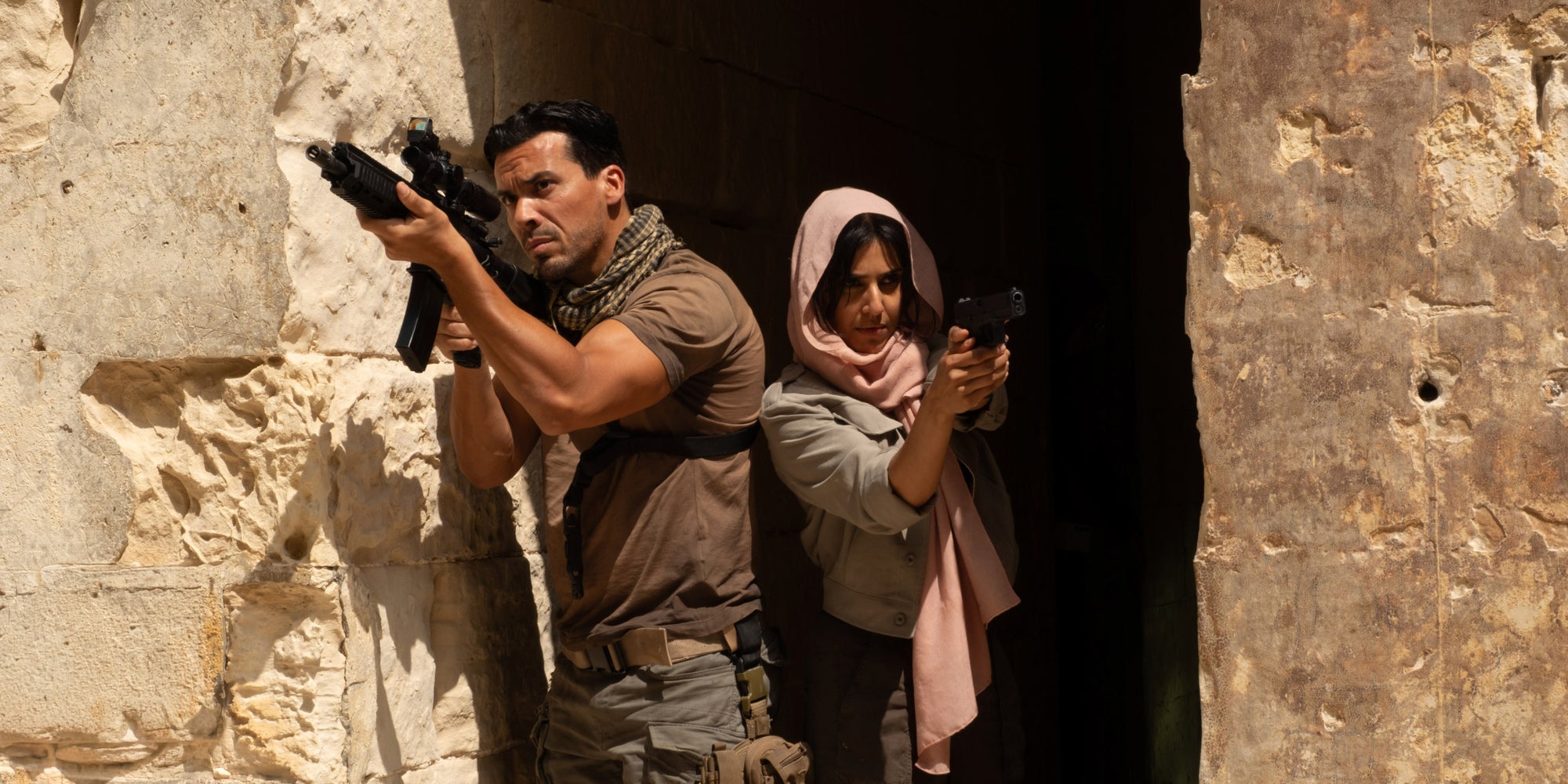 Tewfik Jallab et Ritu Arya dans "Apollo Has Fallen".