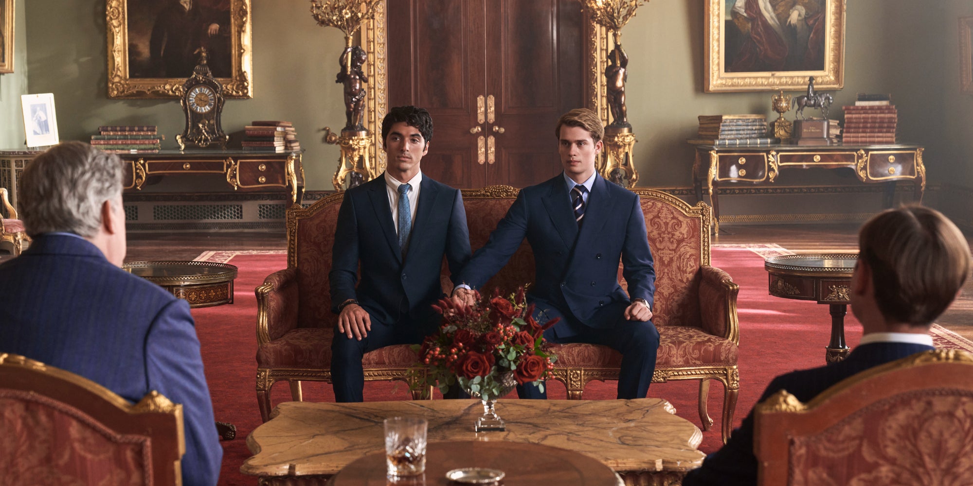 Nicholas Galitzine (Henry) et Taylor Zakhar Perez (Alex) dans le - premier - film "My Dear F***ing Prince". 