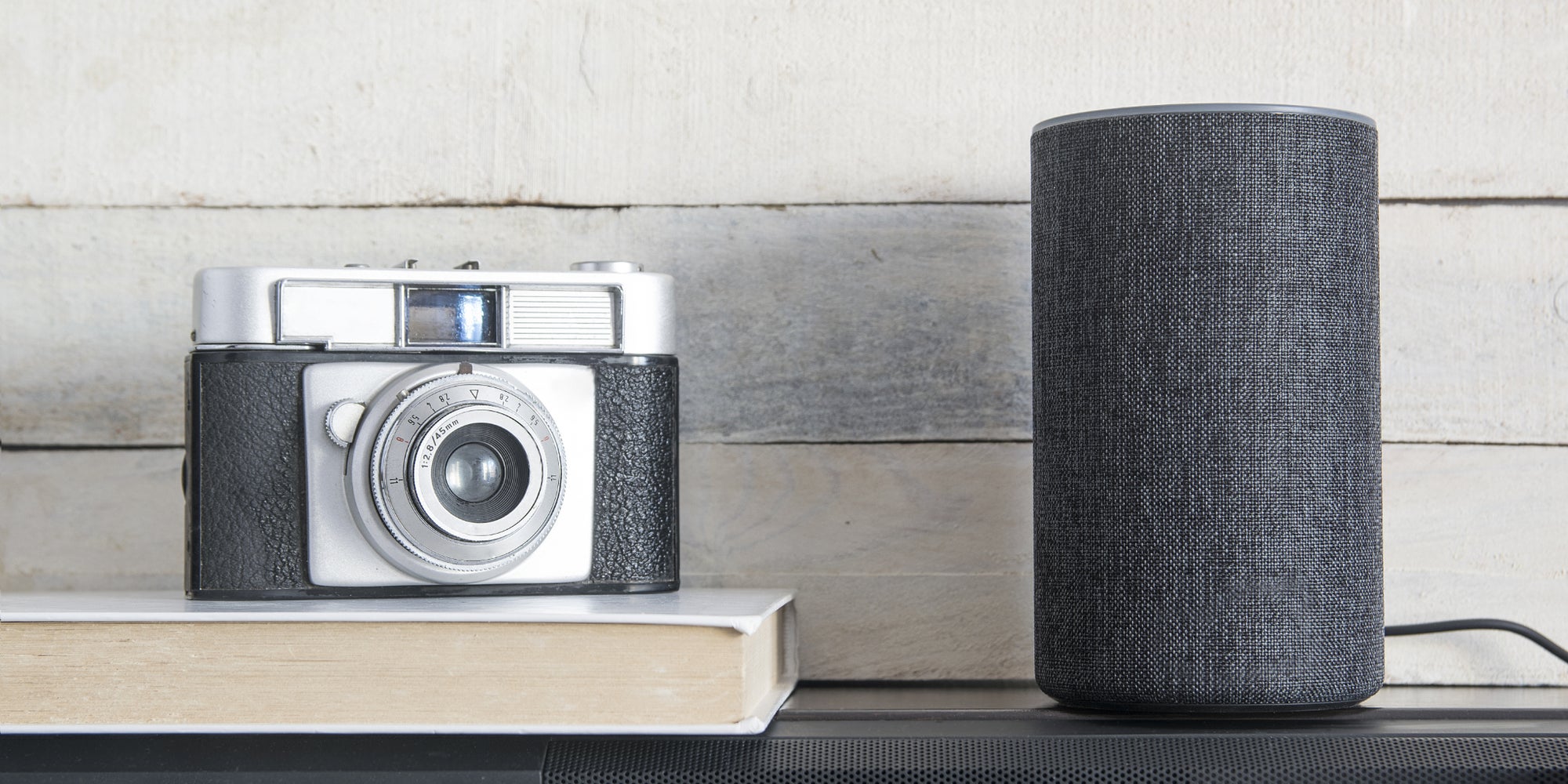 L'enceinte connectée Amazon à une voix : celle d'Alexa, son assistant personnel intelligent.