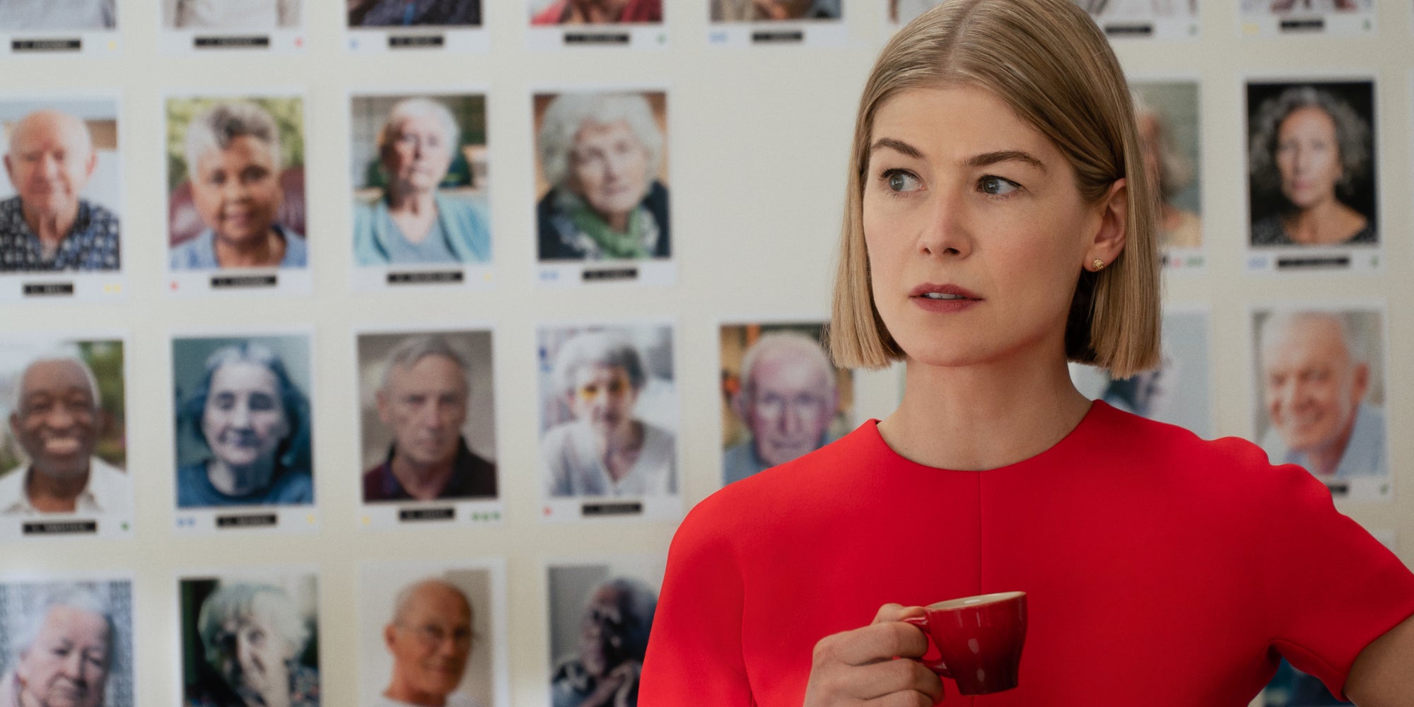 Rosamund Pike, redoutable prédatrice sous ses airs bienveillants dans "I Care a Lot".