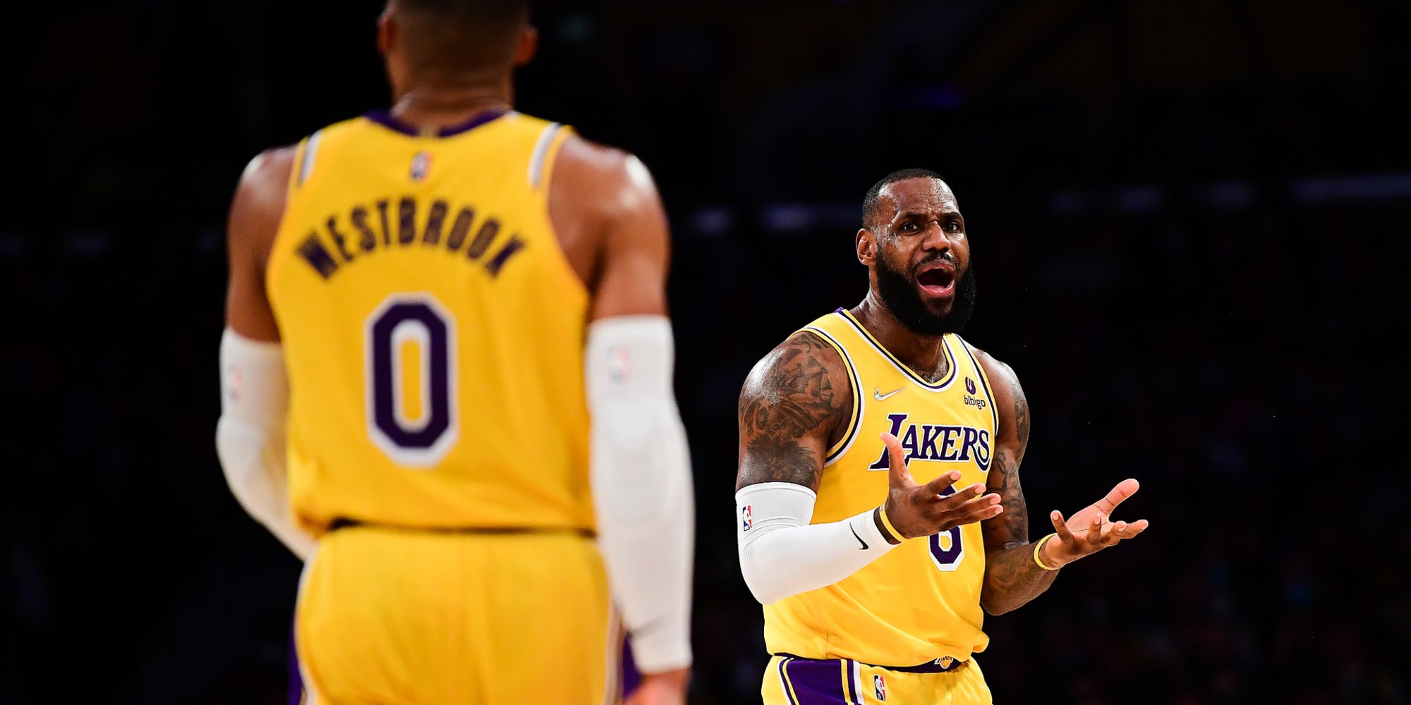 LeBron James et Russell Westbrook lors d'un précédent match contre les Phoenix Suns, au Staples Center de Los Angeles, le 21 décembre 2021.