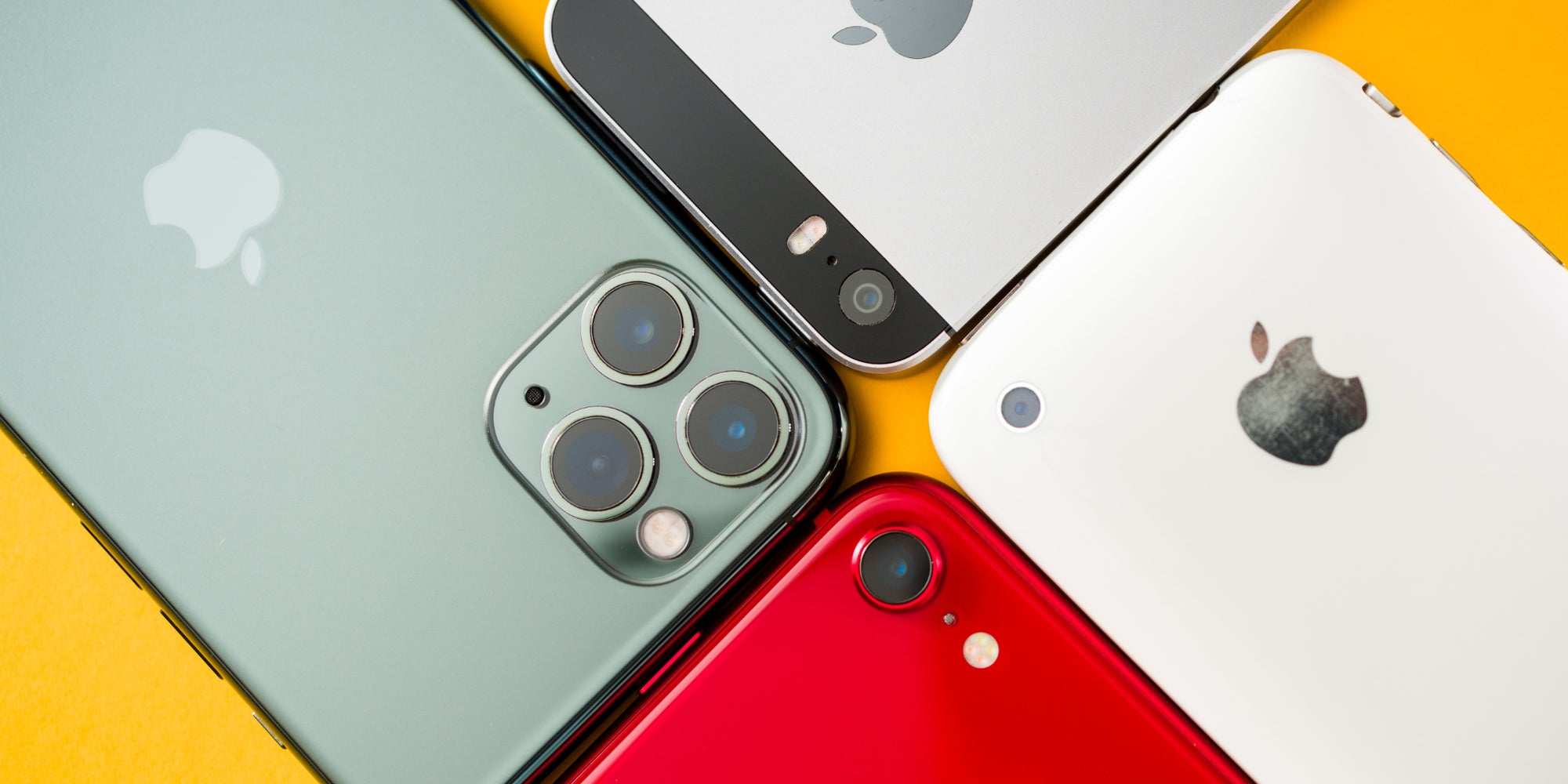 Le smartphone d'Apple au fil du temps : l'iPhone 3GS, les deux générations d'iPhone SE, et l'iPhone 11 Pro.