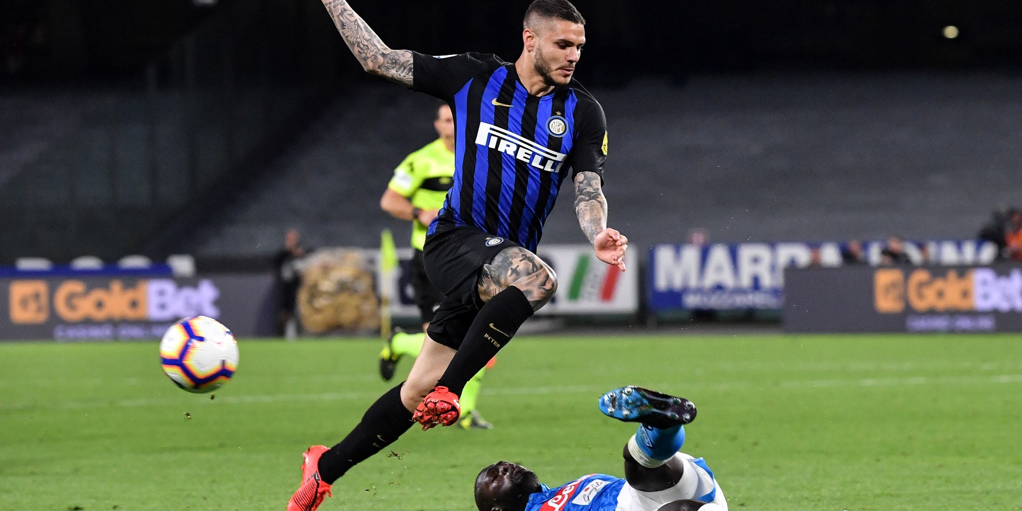 L'avant-centre argentin Mauro Icardi vole au-dessus de Koulibaly lors de Naples - Inter Milan, le 19 mai 2018