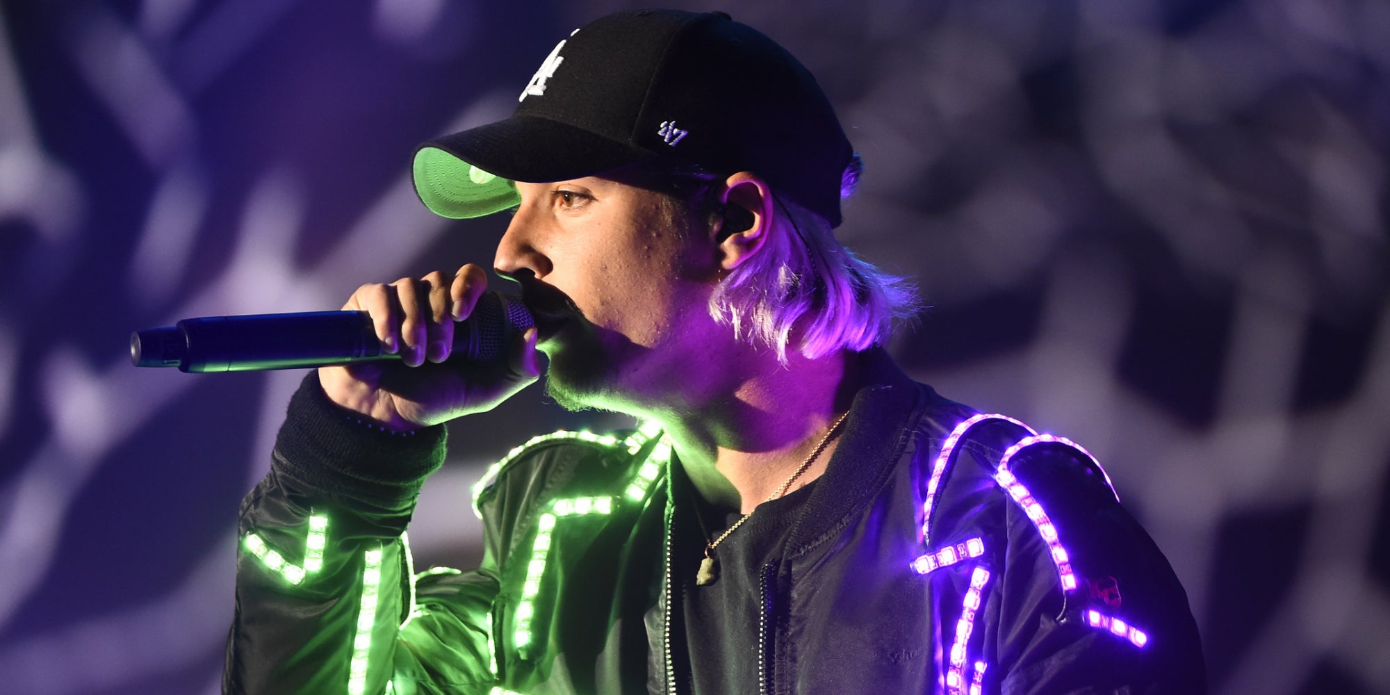 Nekfeu sur la scène du Zénith de Paris lors de sa prestation aux Victoires de la Musique en 2016