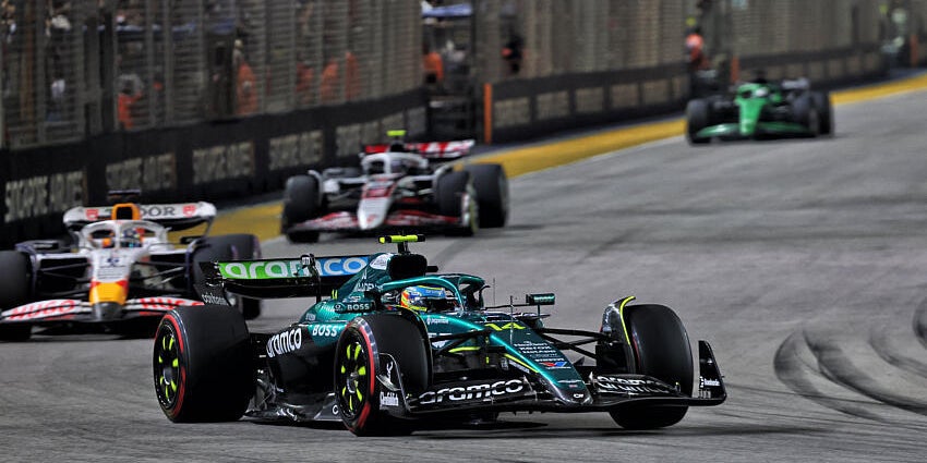 L'Aston Martin de Fernando Alonso lors du Grand Prix de Singapour, sur le circuit urbain de Marina Bay, le 5 octobre 2025. 