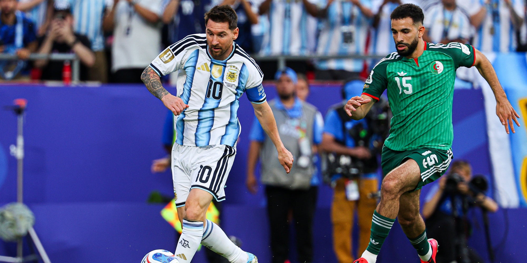 Lionel Messi face à Rafik Belghali lors du match de Coupe du Monde de la FIFA 2026 entre l'Argentine et l'Algérie, le 17 juin à Kansas City (États-Unis).