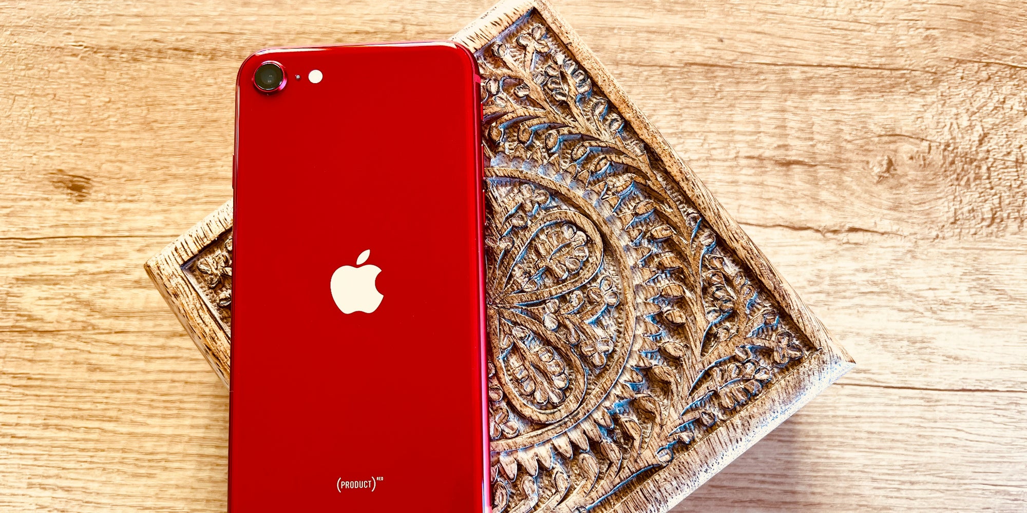 L'iPhone SE 3e génération, dans son indémodable coloris (PRODUCT)RED.