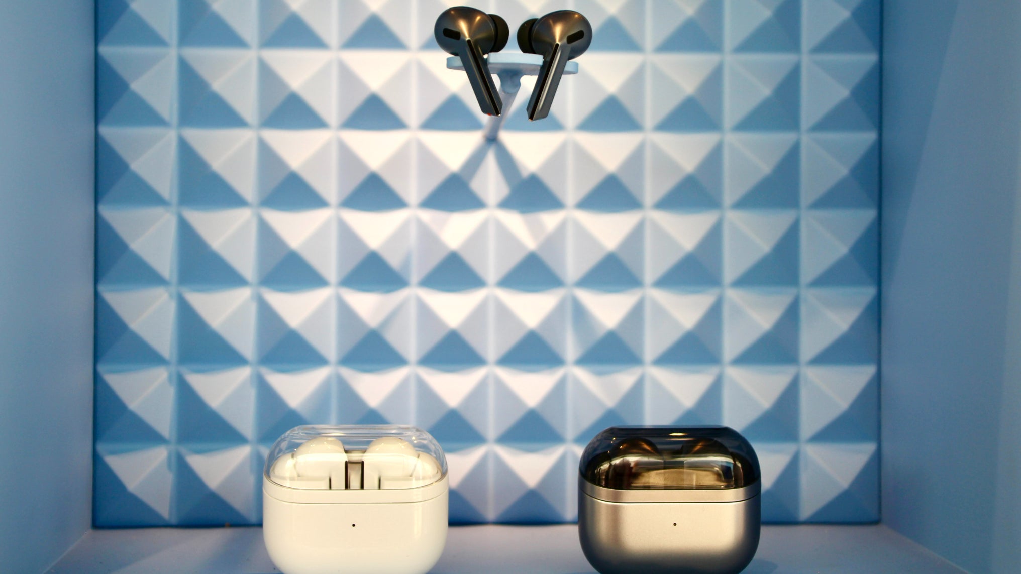 Les Samsung Galaxy Buds3 Pro sont disponibles en Blanc ou Argent. Les Samsung Galaxy Buds3 Pro sont disponibles en Blanc ou Argent.