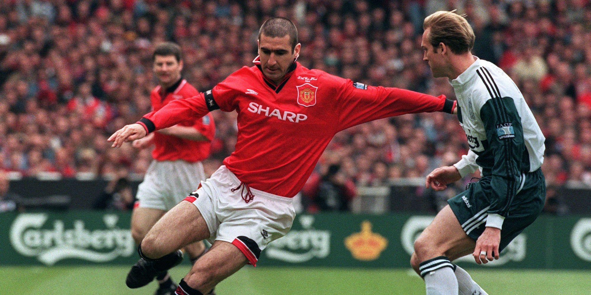 Éric Cantona en action dans la finale de FA Cup entre Manchester United et Liverpool, le 11 mai 1996 à Wembley, Londres