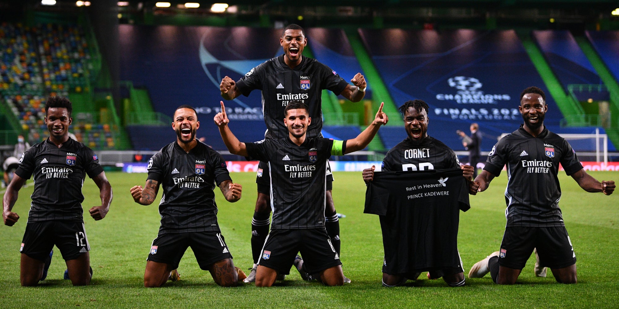 Les joueurs de l'OL célèbrent la victoire contre Manchester City en quarts de finale de la Ligue des Champions, le 15 août 2020 à Lisbonne