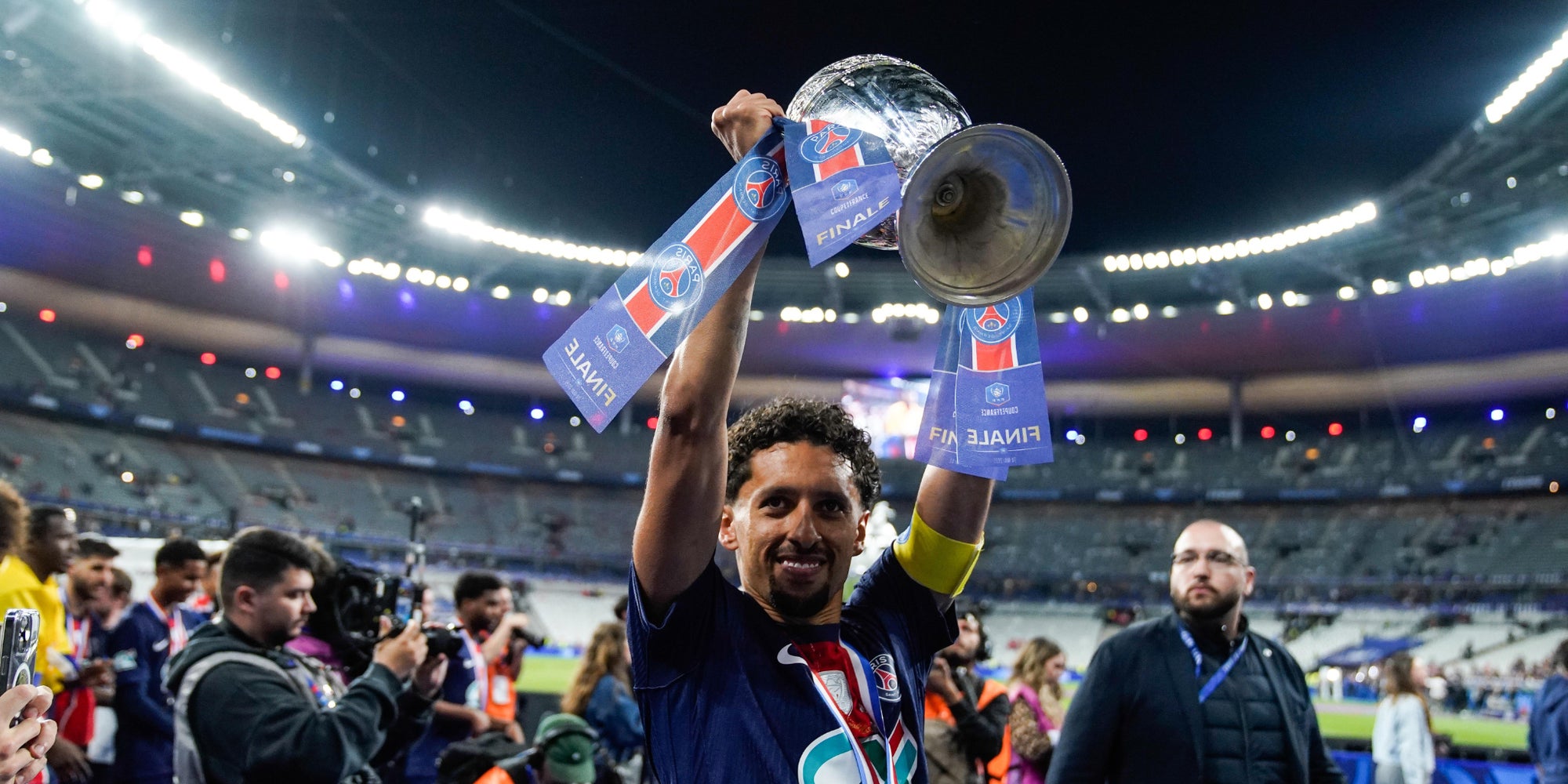Marquinhos célèbre avec le trophée lors de la finale de la Coupe de France entre le PSG et Reims, le 24 mai 2025 au Stade de France.