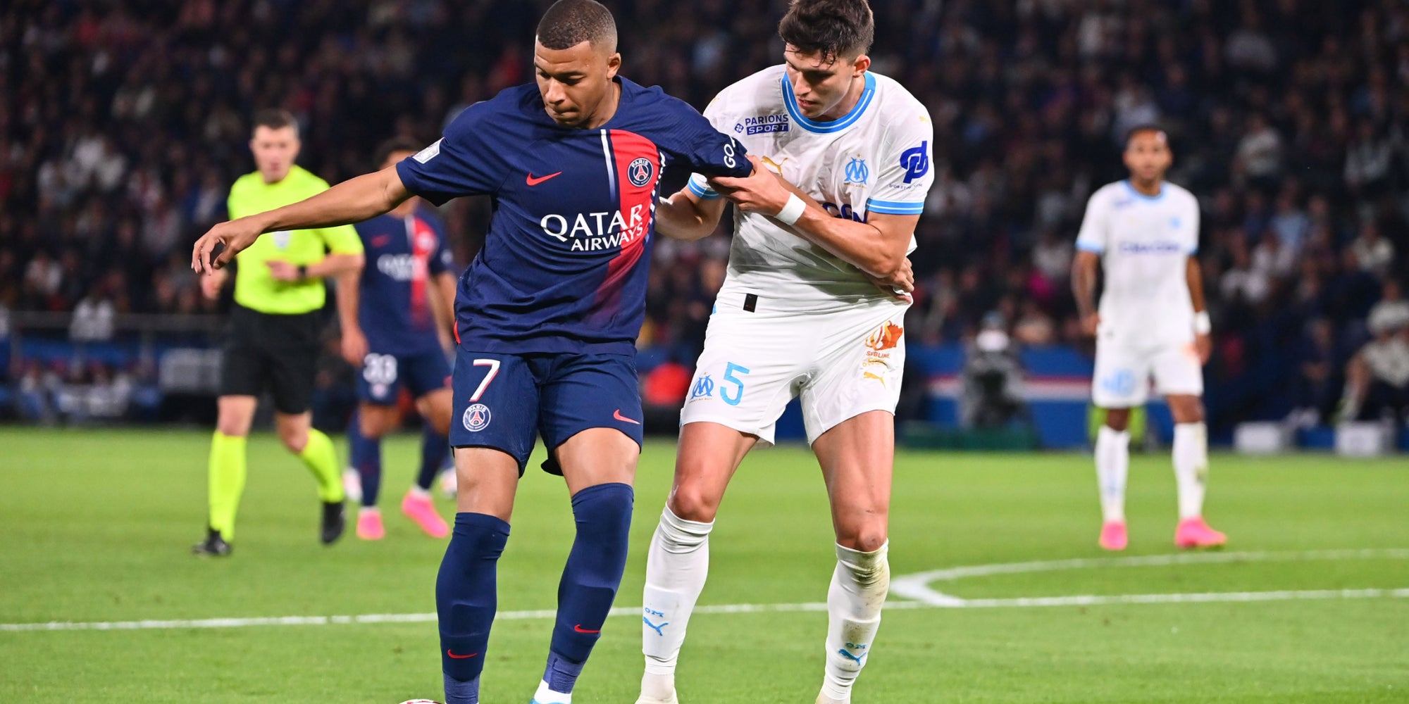 Kylian Mbappé et Leonardo Balerdi lors de PSG-OM, le 24 septembre 2023 au Parc des Princes (Paris). 