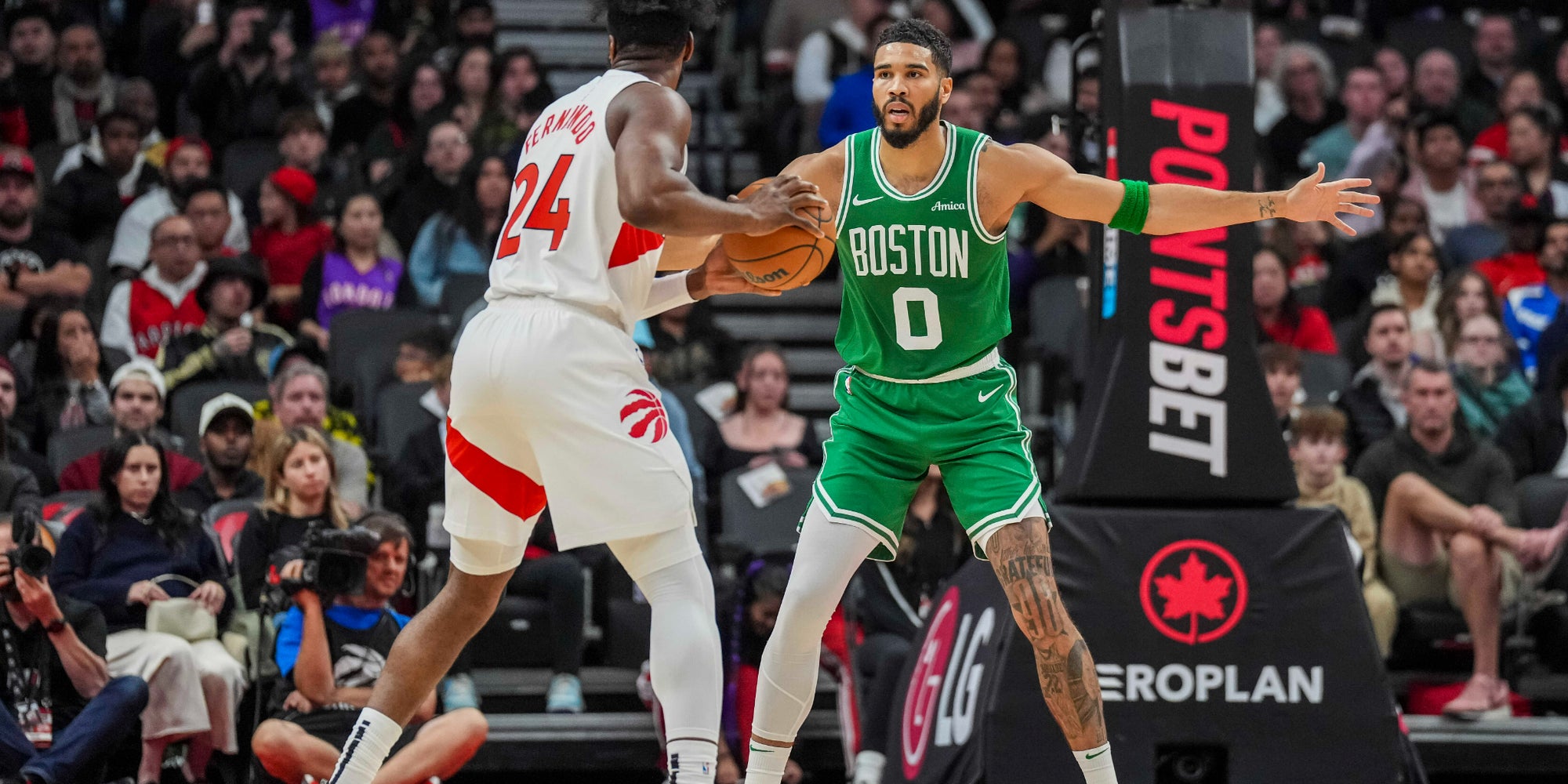 Jayson Tatum (Celtics) face à Jamal Shead (Raptors) lors d'un match de présaison entre Boston et Toronto, le 15 octobre 2024 à la Scotiabank Arena (Toronto).