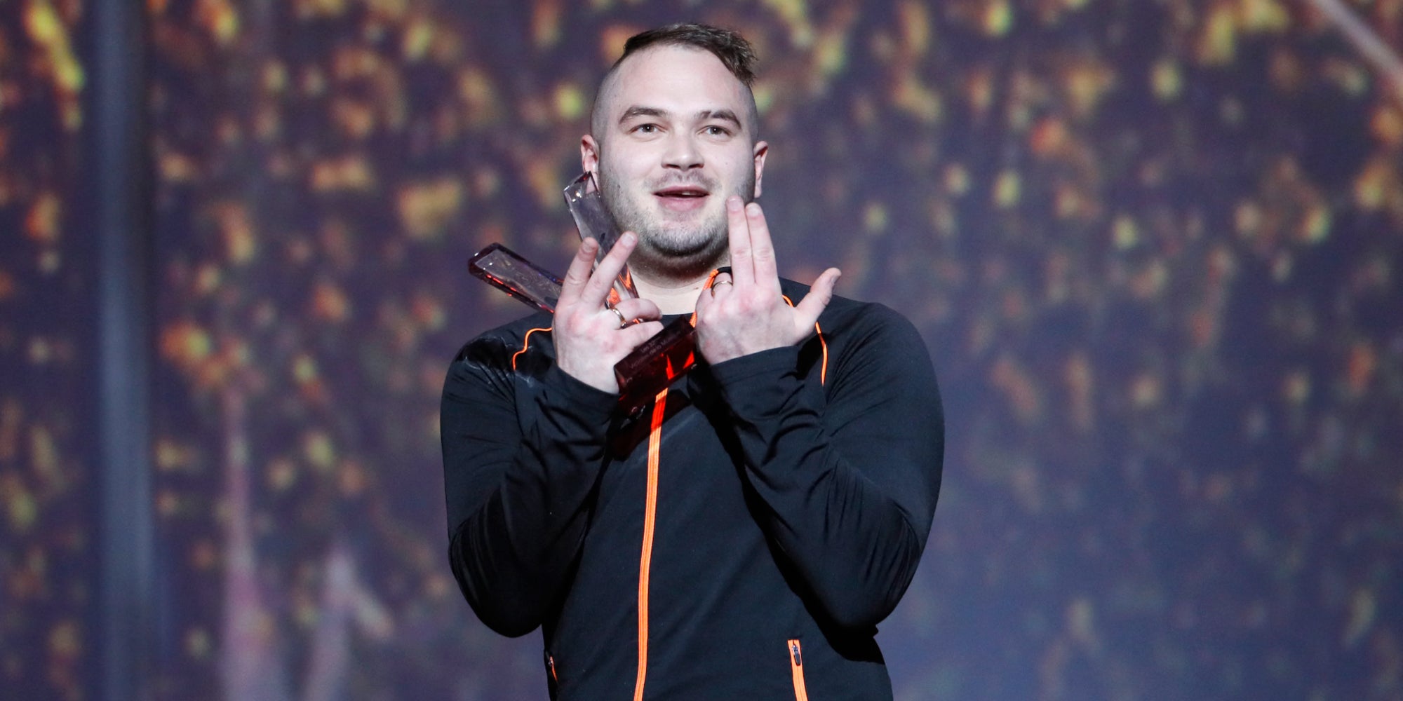 Le rappeur Jul recevant sa victoire de la musique en 2017, durant la 32ᵉ cérémonie des Victoires de la Musique au Zenith de Paris.