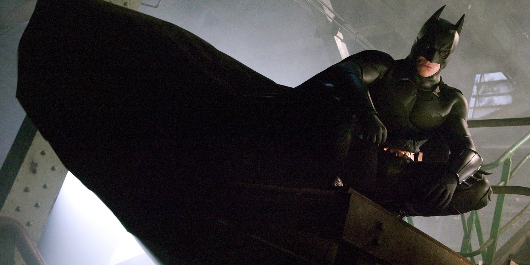 Christian Bale dans la peau du Chevalier noir, dans Batman Begins (2005) de Christopher Nolan.