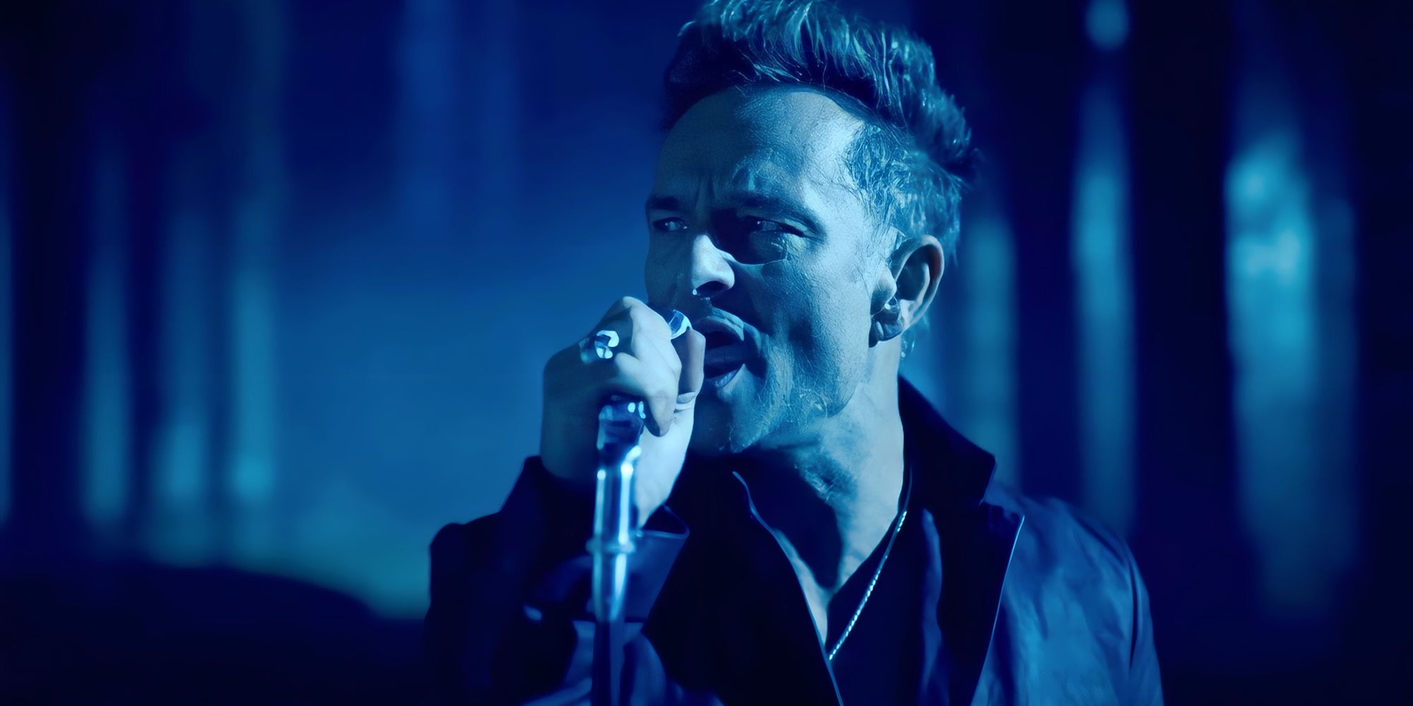 David Hallyday rend hommage à son père Johnny dans un clip de sa version de Requiem pour un fou.