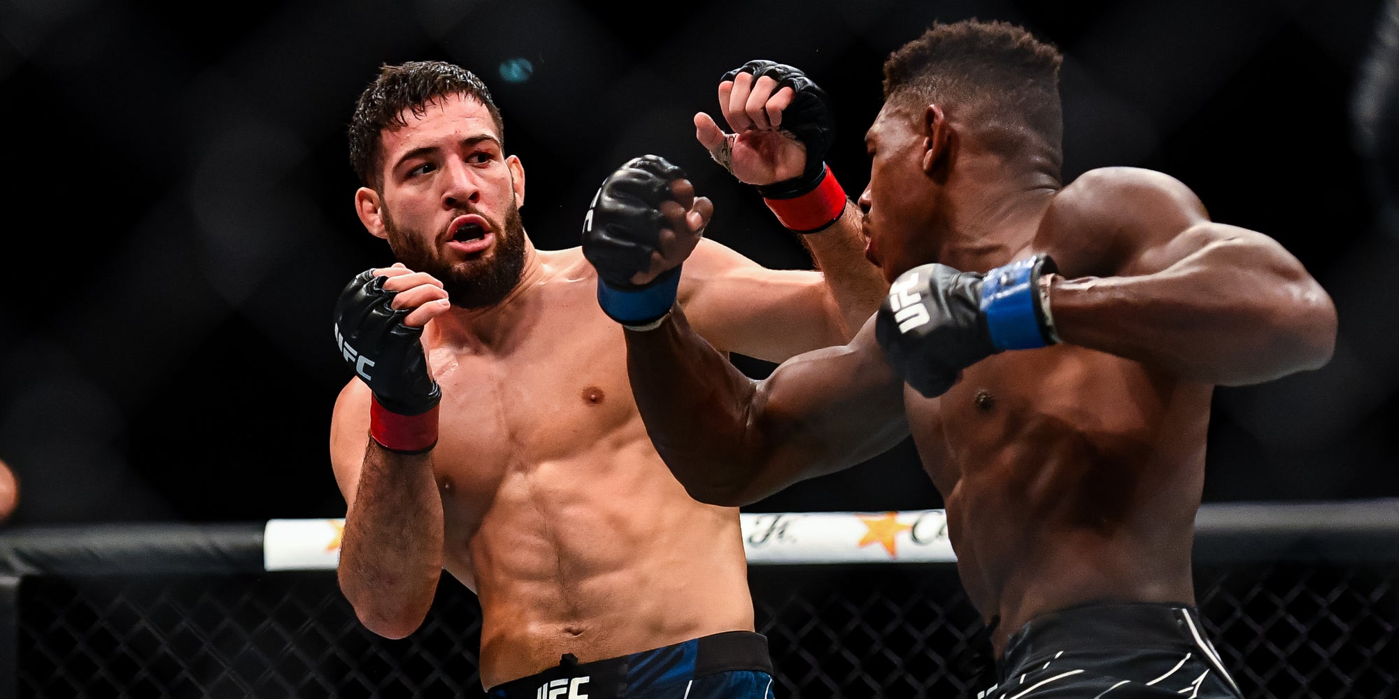 Nassourdine Imavov (gants rouges) lors de son combat contre Joaquin Buckley à l'UFC Paris, le 3 septembre 2022. 
