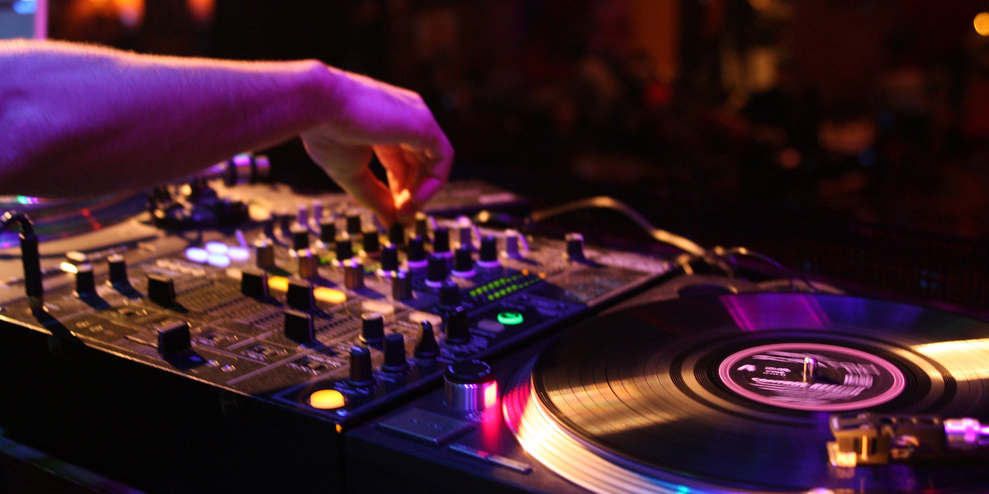 Découvrez qui se cache derrière le dernier album de Maître Gims.