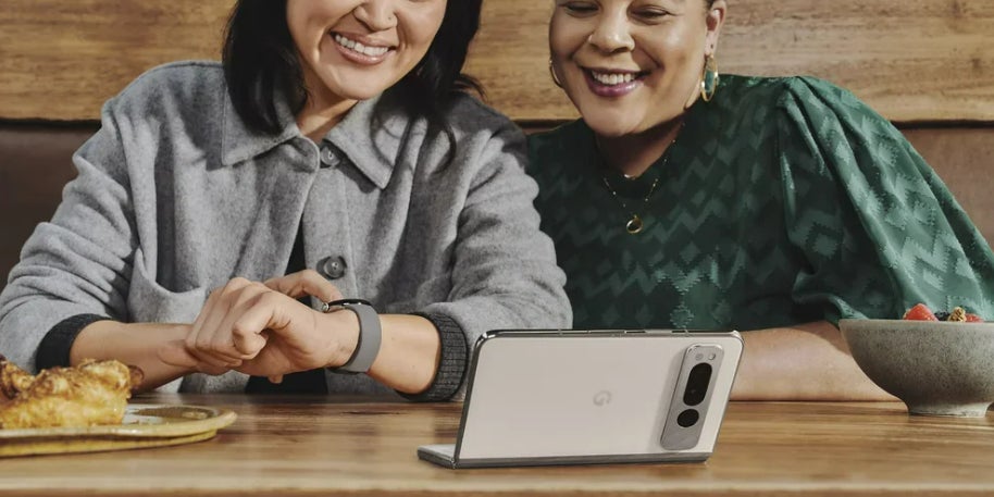 Android 16, qui sortira d'abord sur les Google Pixel, va grandement améliorer l'affichage des smartphones pliables.