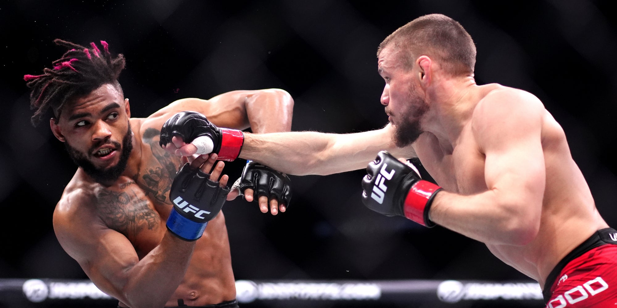 Nathaniel Wood (à droite) contre Morgan Charrière lors de leur combat dans la division des poids plumes à l'UFC Fight Night du 22 mars 2025 à Londres.
