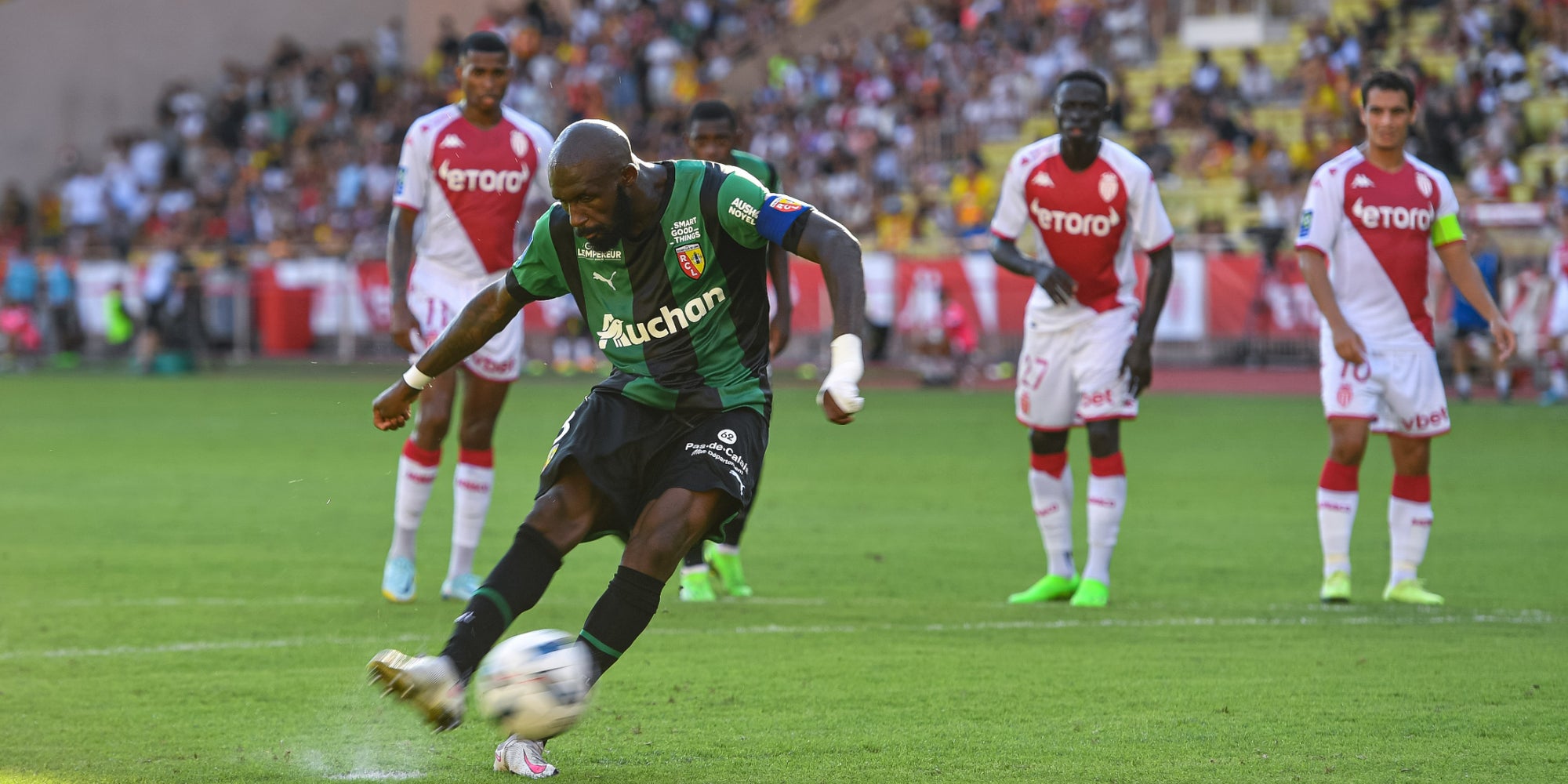 Seko Fofana tire un penalty lors de la rencontre AS Monaco contre le RC Lens au Stade Louis II le 20 août 2022 à Monaco 