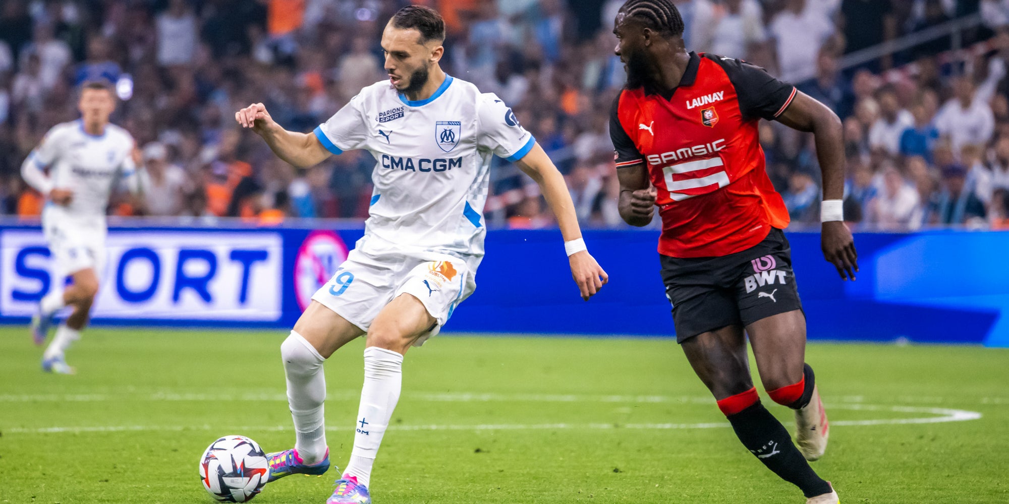 Amine Gouiri (OM) et Lilian Brassier (Stade Rennais) lors du match de Ligue 1 entre Marseille et Rennes, le  17 mai 2025 à l'Orange Vélodrome de Marseille.