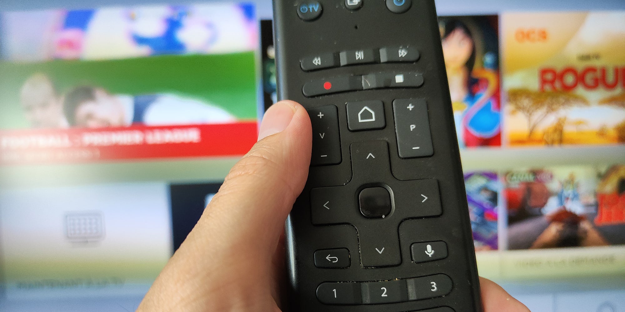 La télécommande fournie avec les box SFR possède une commande vocale