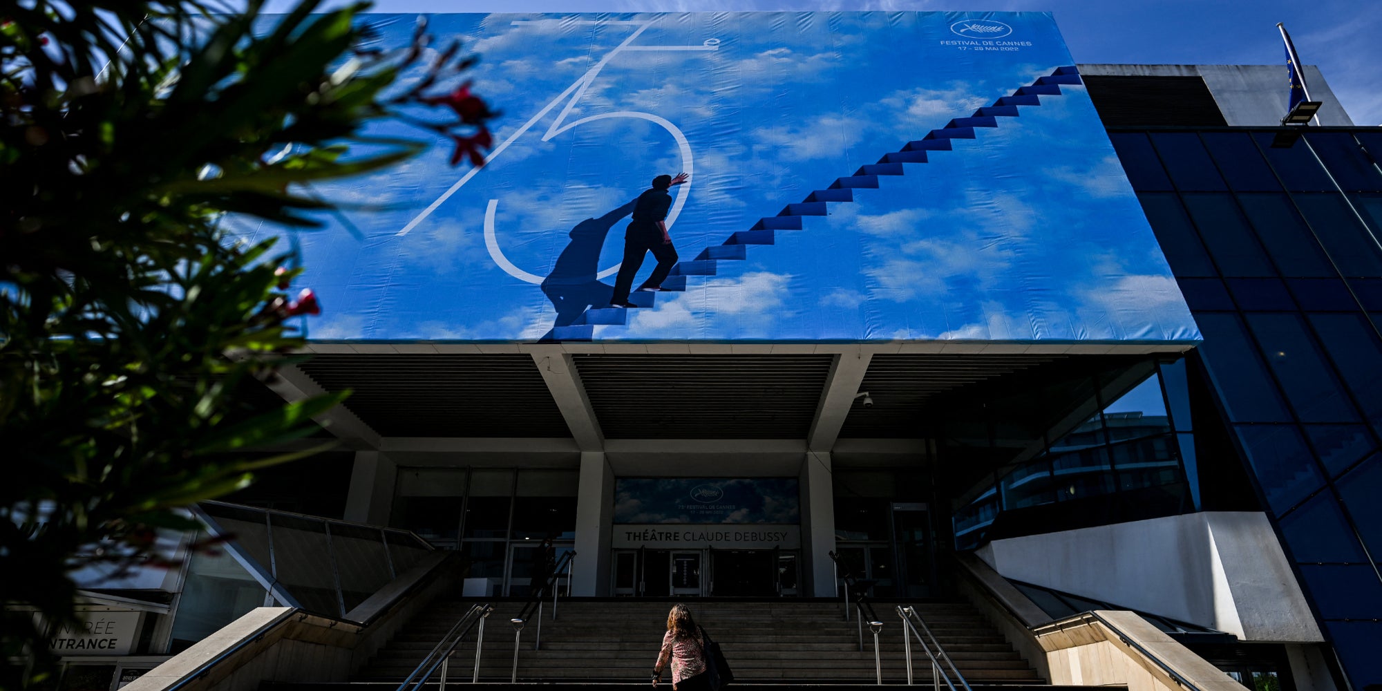 L'affiche du 75e Festival de Cannes, hommage au film The Truman Show, le 16 mai 2022 à Cannes
