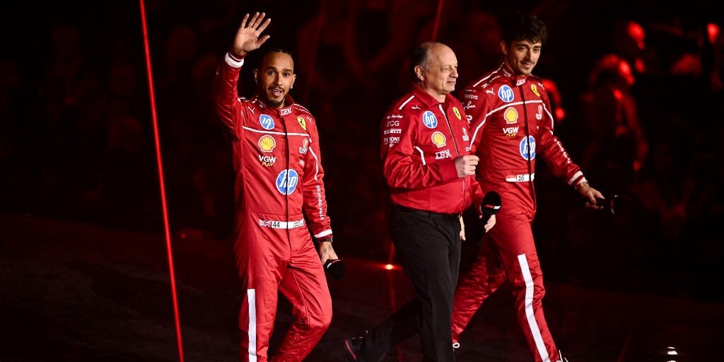 Lewis Hamilton, le directeur de l'équipe Ferrari Frédéric Vasseur et Charles Leclerc sur la scène de l'O2 à Londres lors de l'événement de lancement de la saison 2025 de F1, le 18 février 2025.