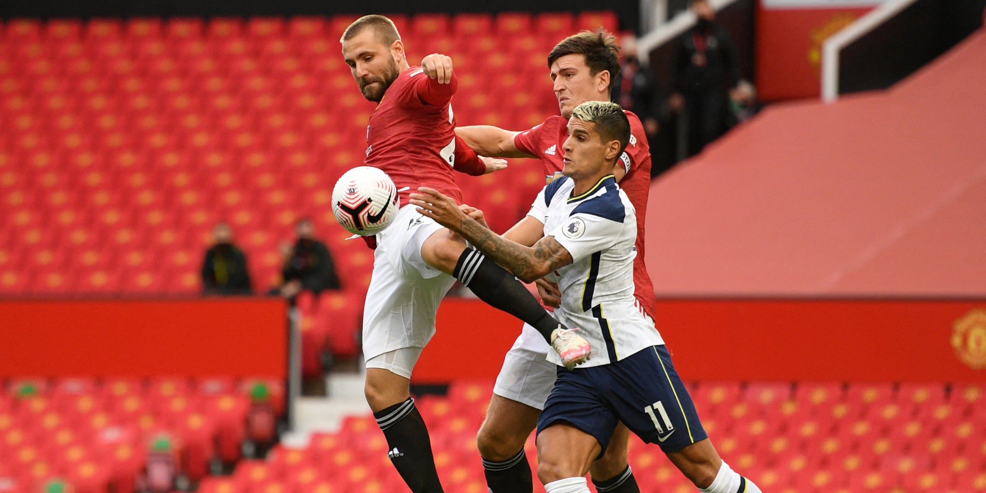 Shaw et Maguire de Manchester United et Lamela de Tottenham à la lutte lors du match aller de Premier League, le 4 octobre 2020 à Old Trafford, Manchester