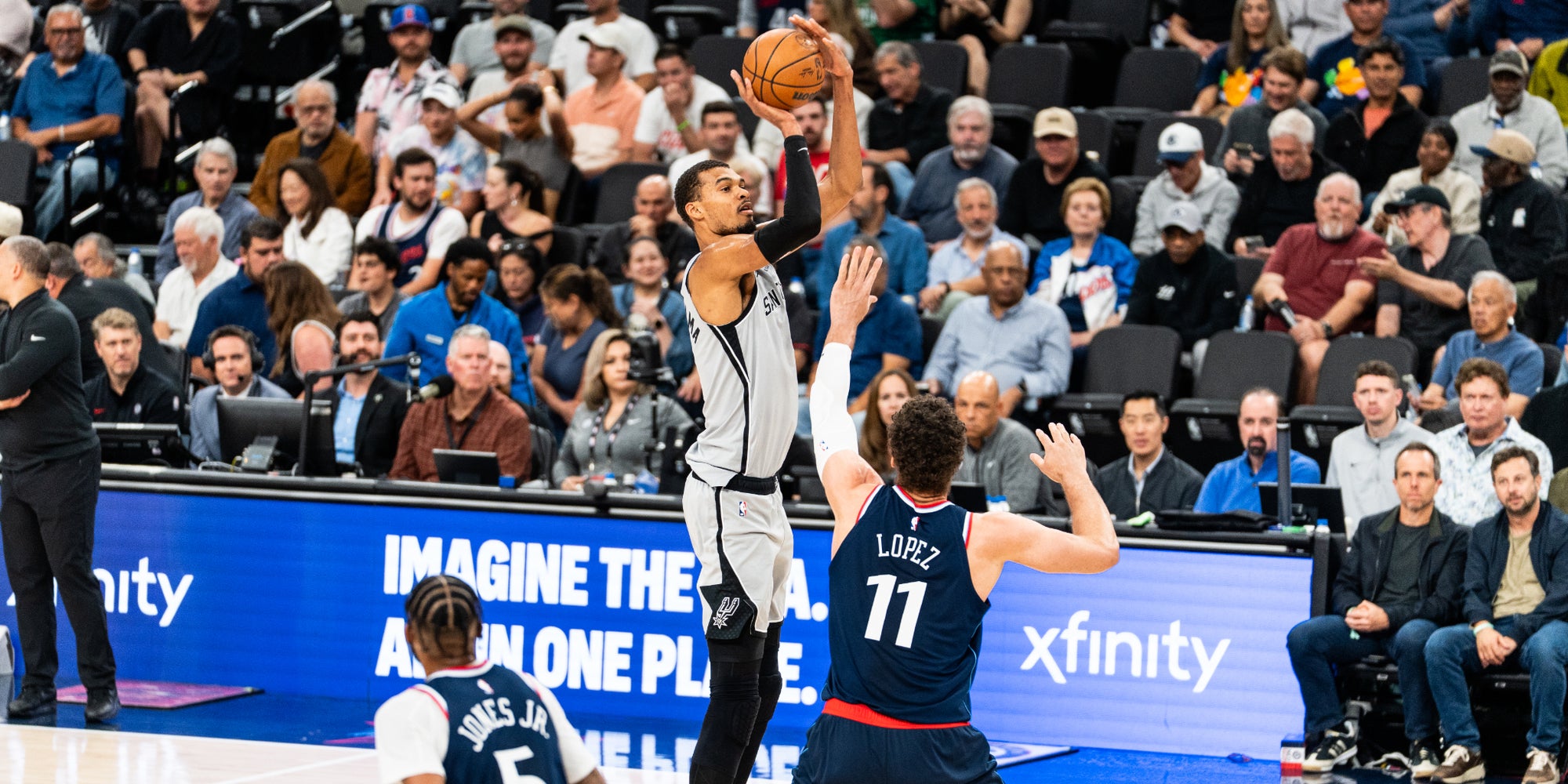 Victor Wembanyama au shoot lors du match NBA Spurs contre Clippers à Los Angeles (Etats-Unis), le 16 mars 2026. 