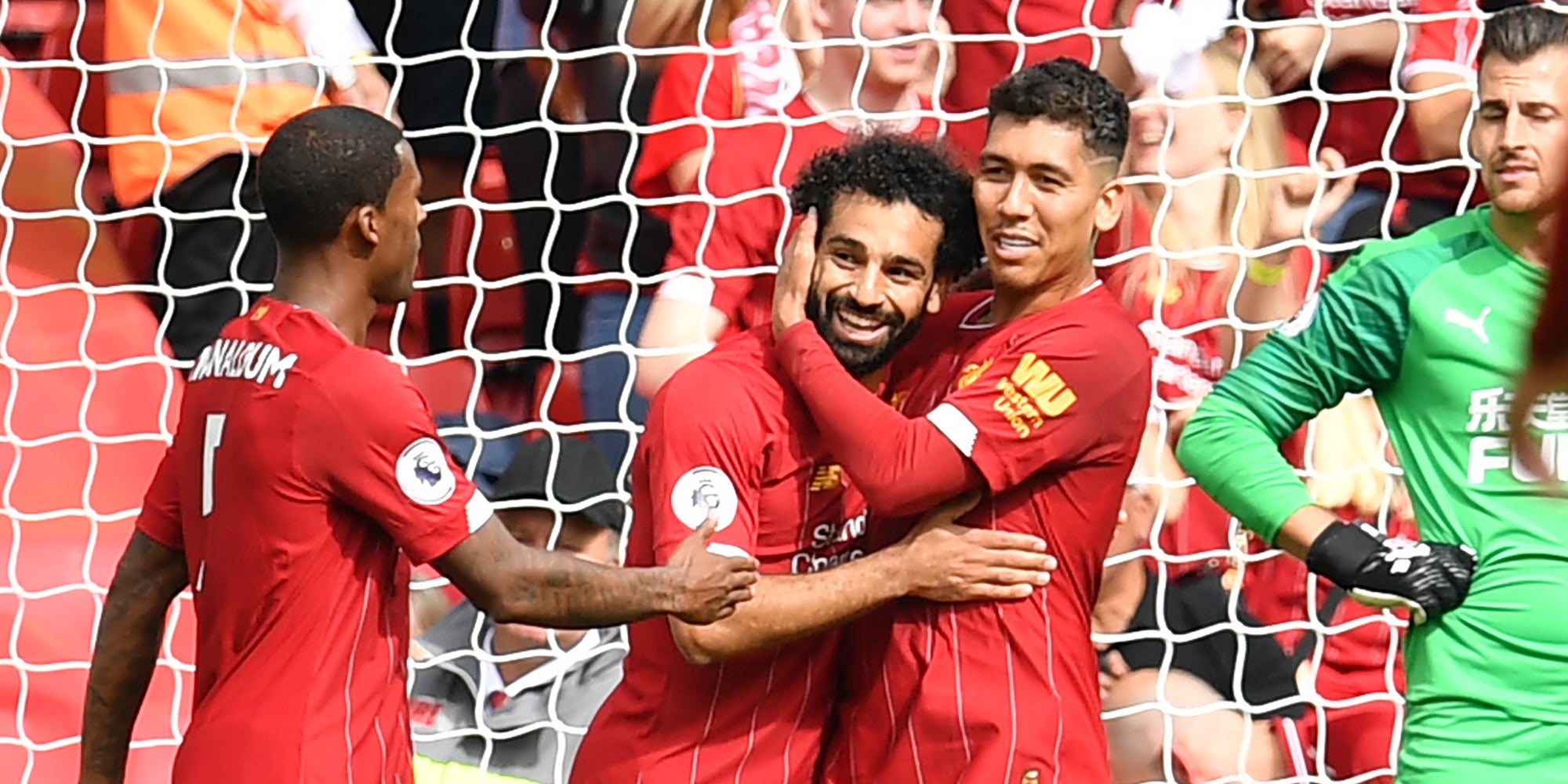 Salah, buteur, dans les bras de Firmino, passeur, après le but du 3-1 face à Newcastle le 14 septembre 2019 à Anfield.