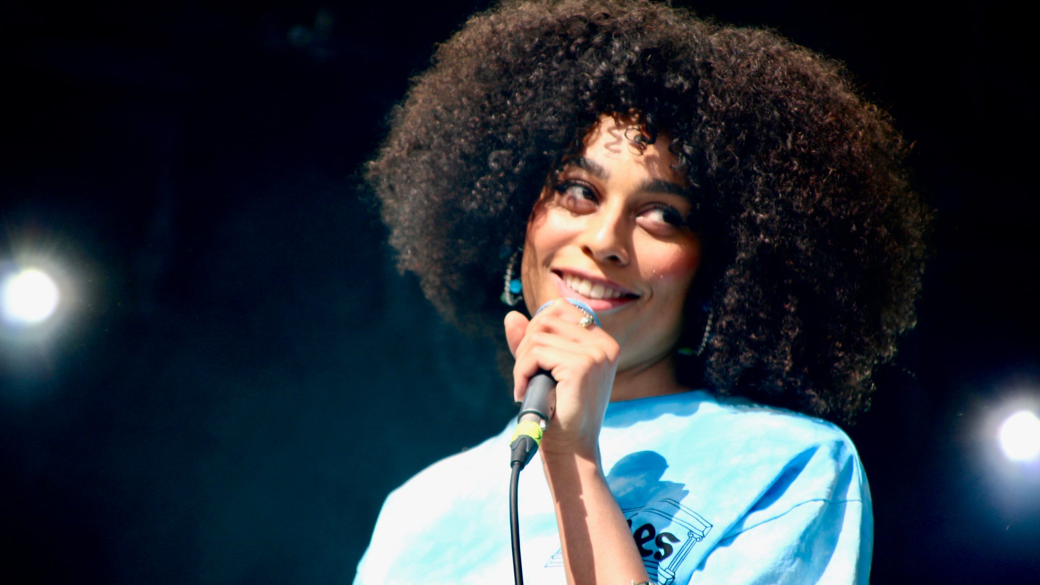 C'est grâce à une certaine complicité avec son groupe que la jeune chanteuse a su lâcher (un peu) prise.