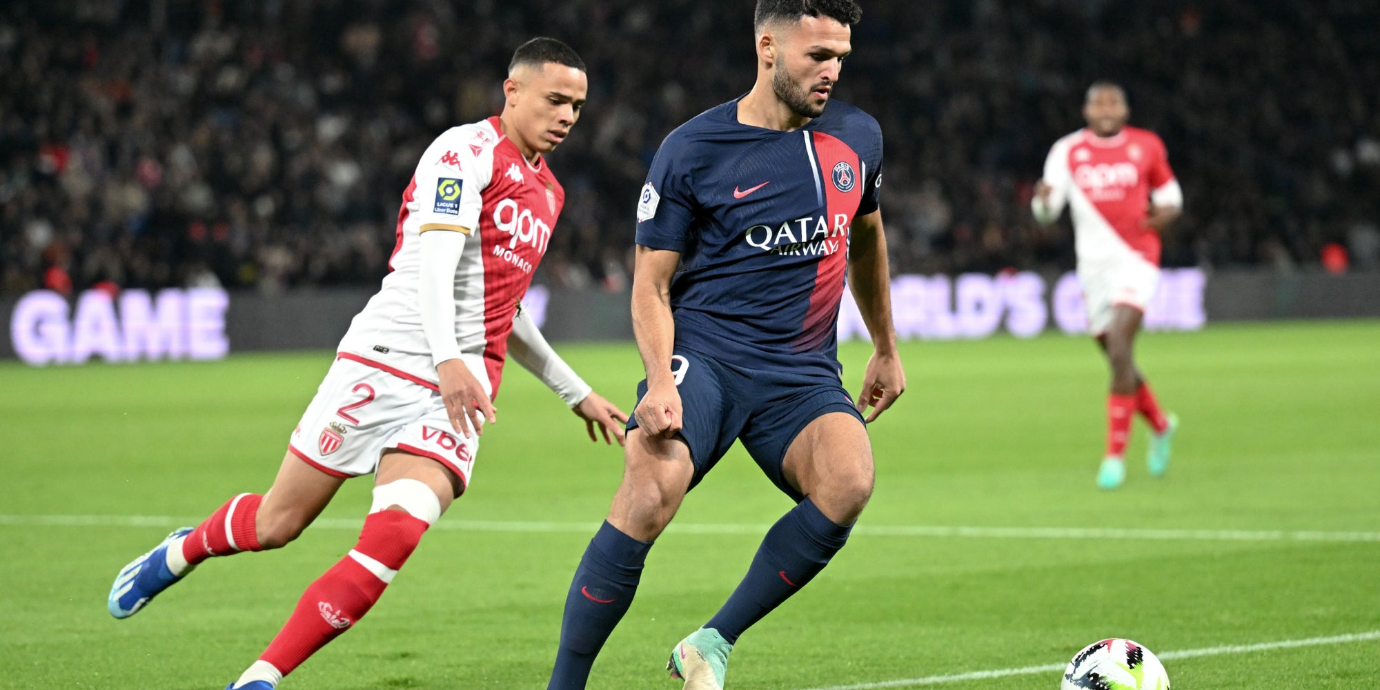Gonçalo Ramos (PSG) et Vanderson (ASM) lors du match opposant le PSG à l'AS Monaco, le 24 novembre 2023 au Parc des Princes. 