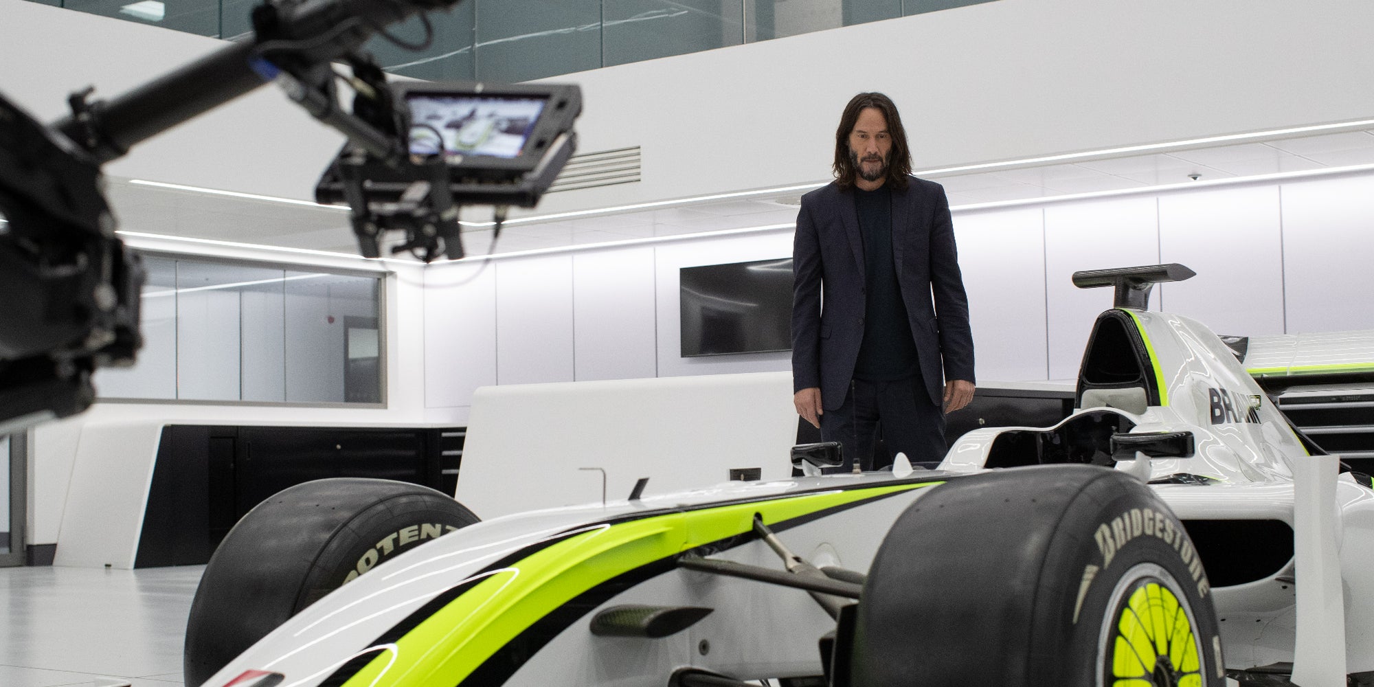 Keanu Reeves sur le tournage du documentaire ''Brawn : la course impossible'', disponible depuis ce 15 novembre sur Disney+.