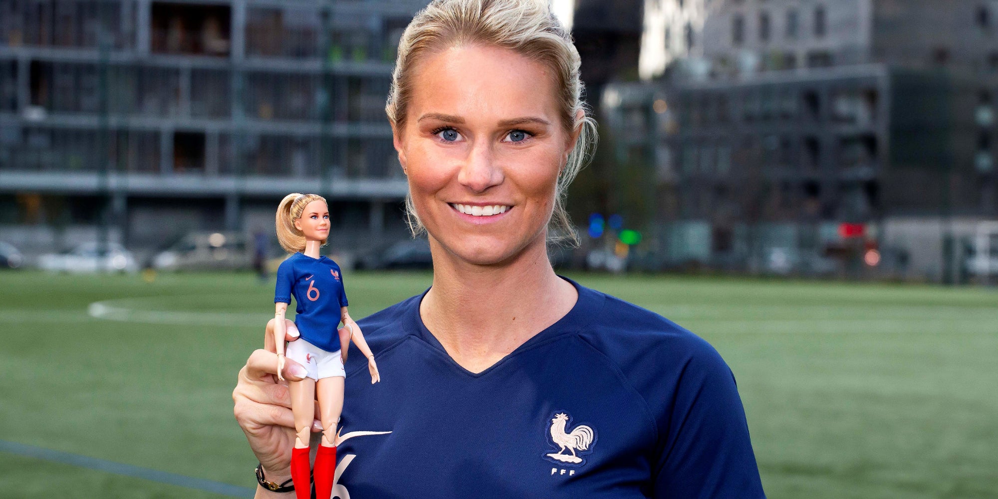Amandine Henry pose avec sa poupée Barbie, à Londres, le 4 mars 2020.